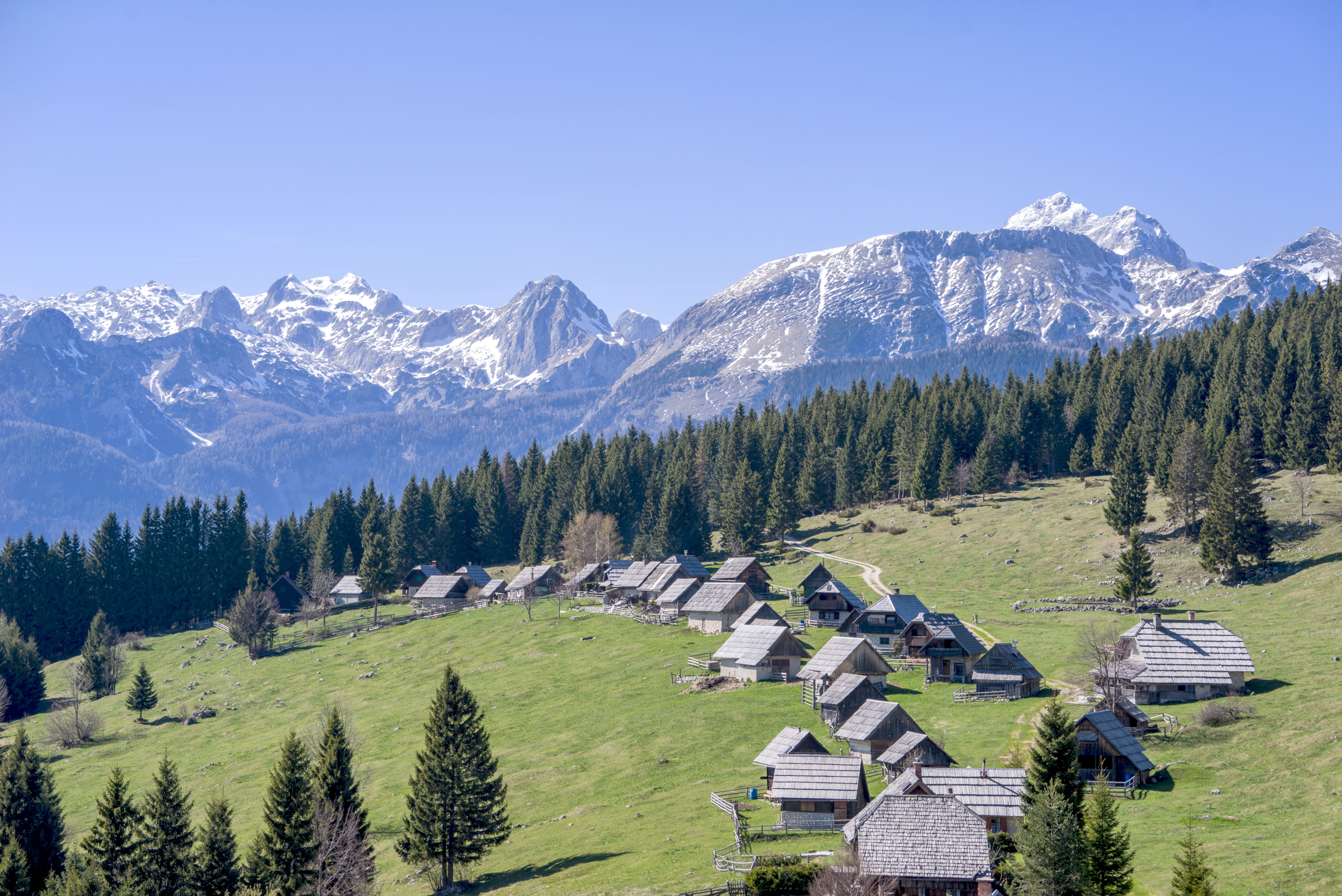 scenics - nature, beauty in nature, mountain range, landscape, mountain peak, plant, architecture, 5K, nature, clear sky, forrest, built structure, snowcapped mountain, HD Wallpaper