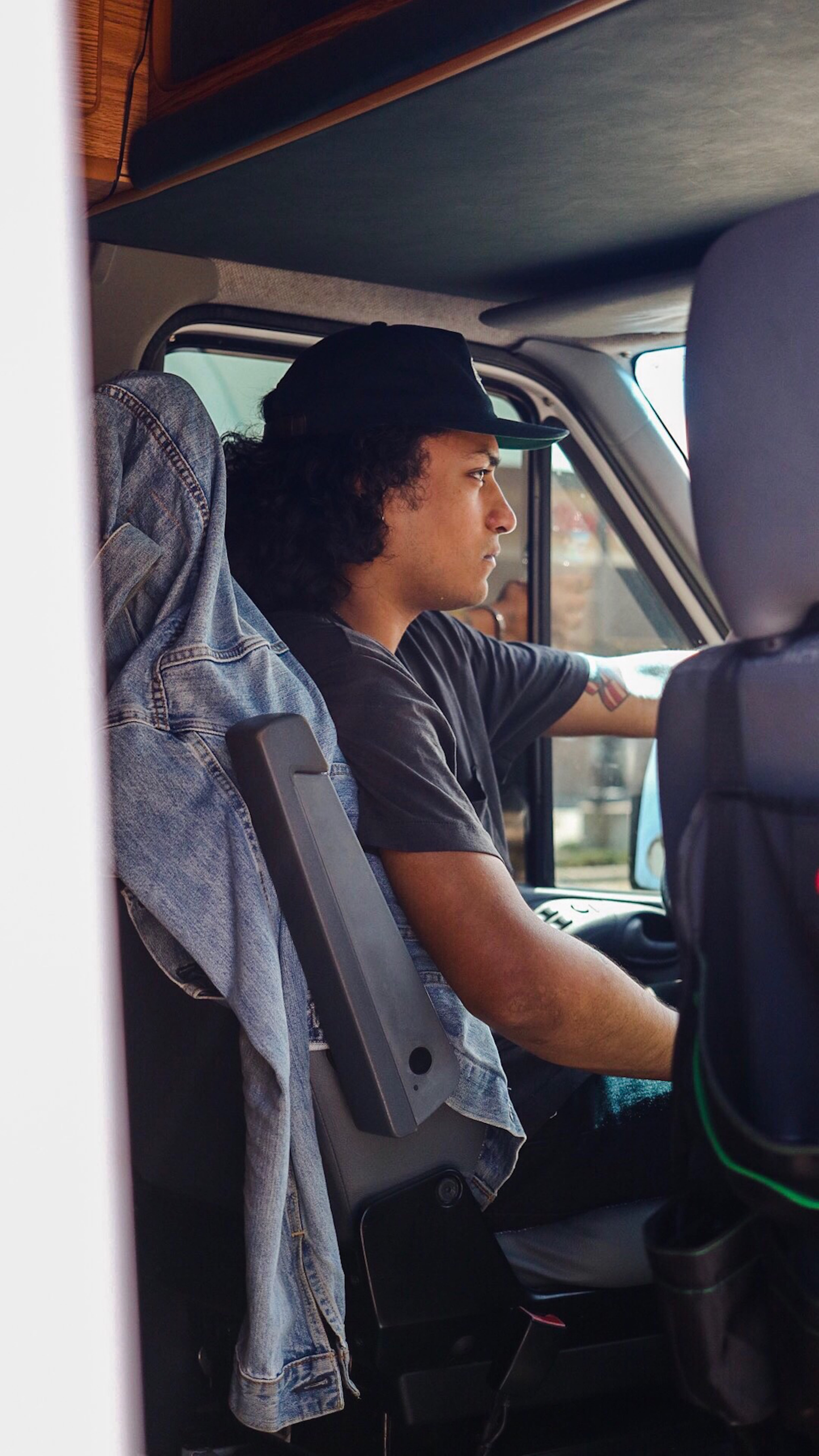 young men, 8K, vanlife, lifestyles, day, mood, vehicle interior, person, headrest, explore, men, mode of transportation, working out, sport, t, gray, travel, Phone HD Wallpaper
