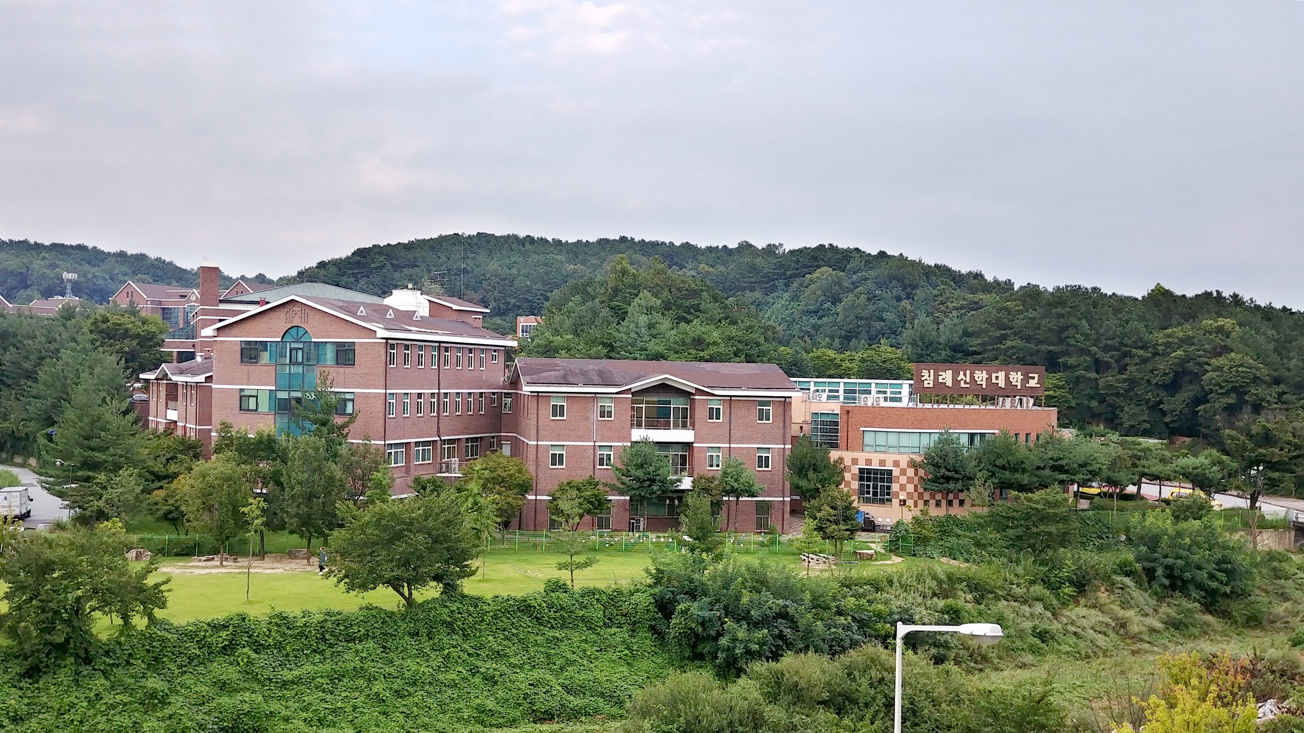 house, baptist university, building, tree, environment, study, green color, 4K, cloud - sky, nature, outdoors, building exterior, playground, residential district, HD Wallpaper