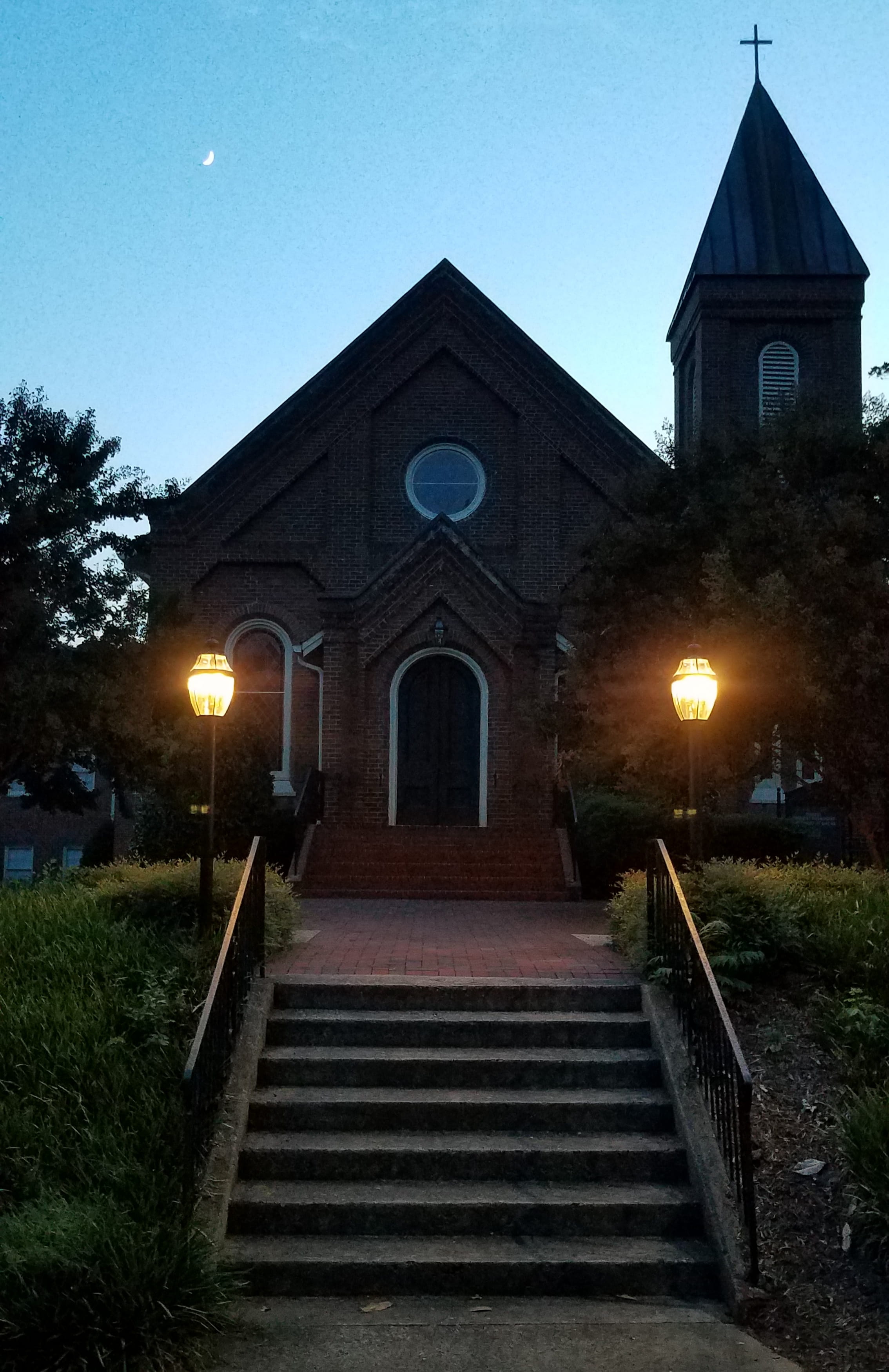 illuminated, church, outdoors, 2K, building, historical town, crescent moon, nature, old town, no people, dusk, first baptist church, hillsborough, place of worship, Phone HD Wallpaper