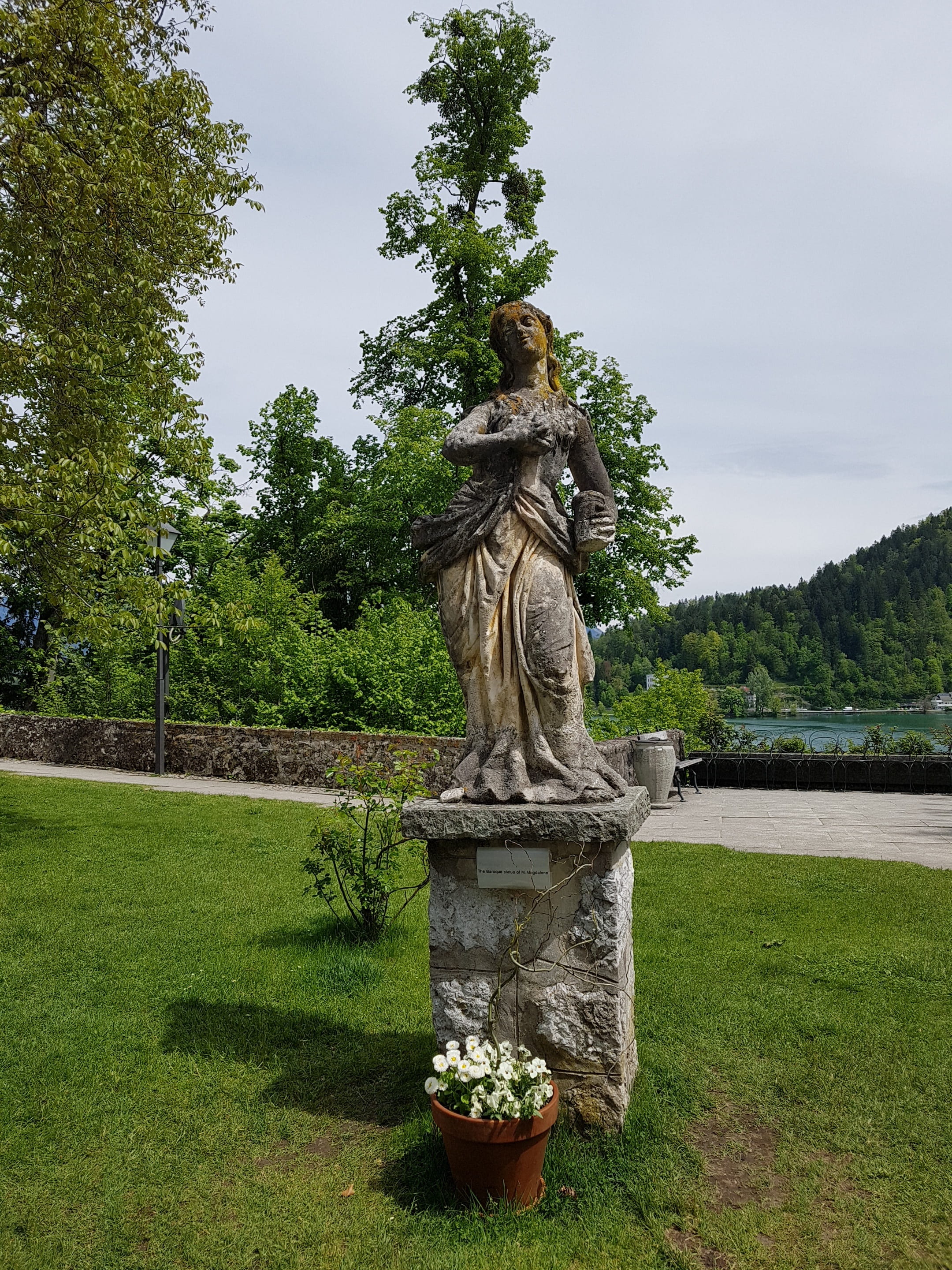 no people, water, tourism, plaster, architecture, male likeness, travel, nature, statue, antique, creativity, human representation, outdoors, old fashioned, Phone HD Wallpaper