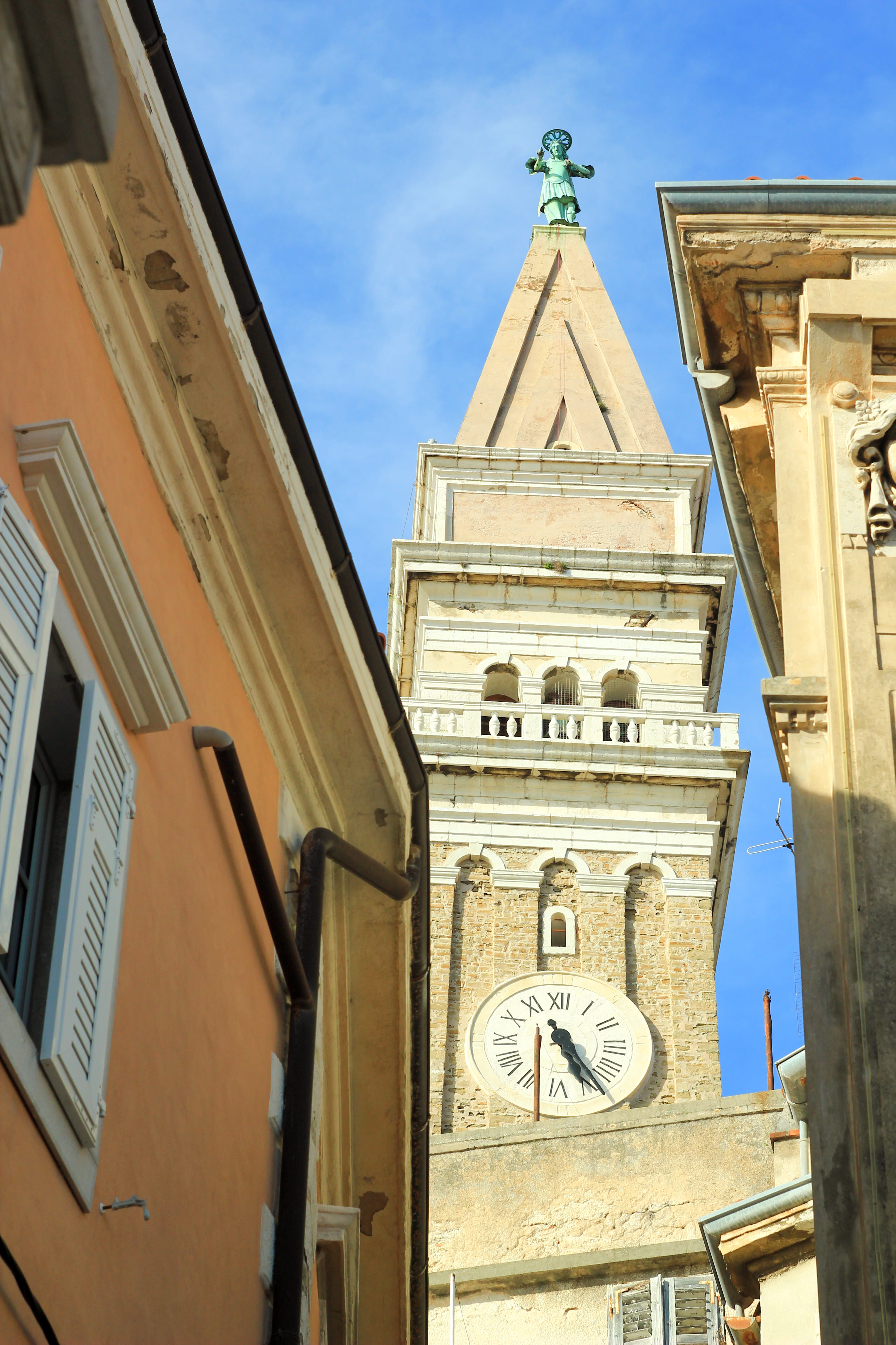 clock face, time, built structure, historic, no people, building, statue, day, low angle view, roman numeral, piran, instrument of time, outdoors, minute hand, Phone HD Wallpaper