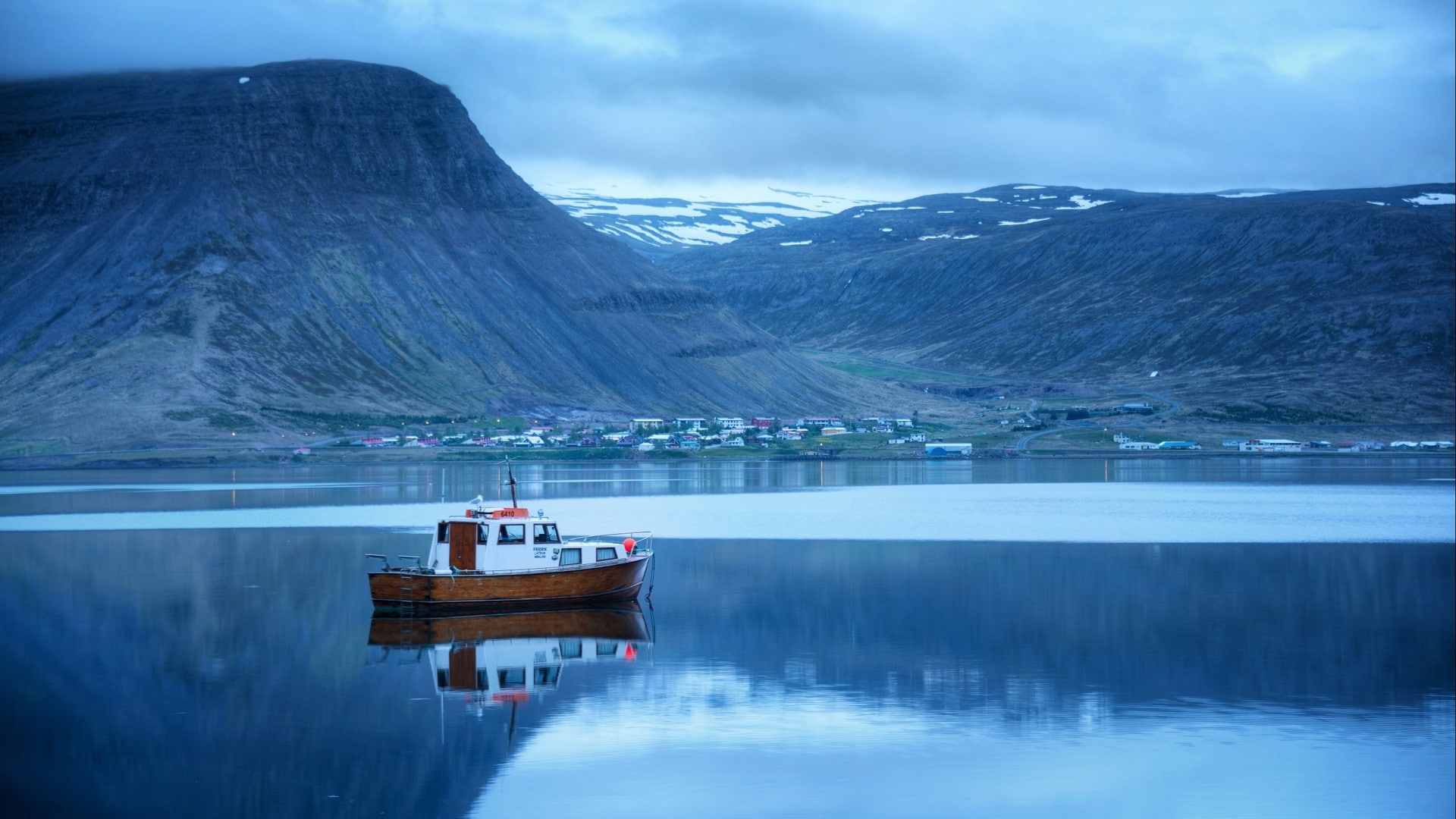 boat, mountain, nature, lake, canoe, fishing, brown, coast, blue, hill, winter, 1080P, calm, house, landscape, white, HD Wallpaper