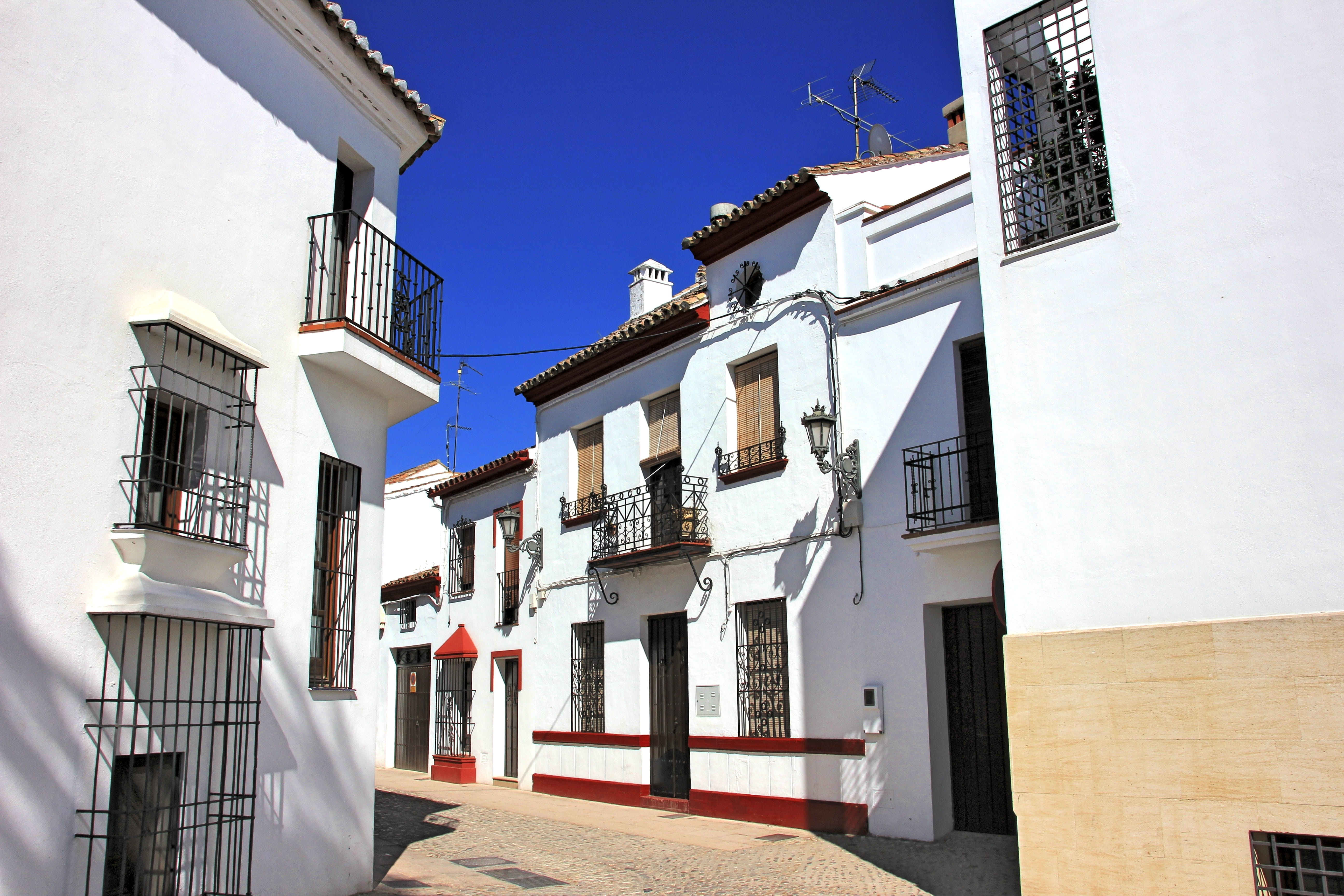 town, built structure, direction, ronda, balcony, summer, sunlight, wall - building feature, residential district, facade, live, spain, flower boxes, window, HD Wallpaper