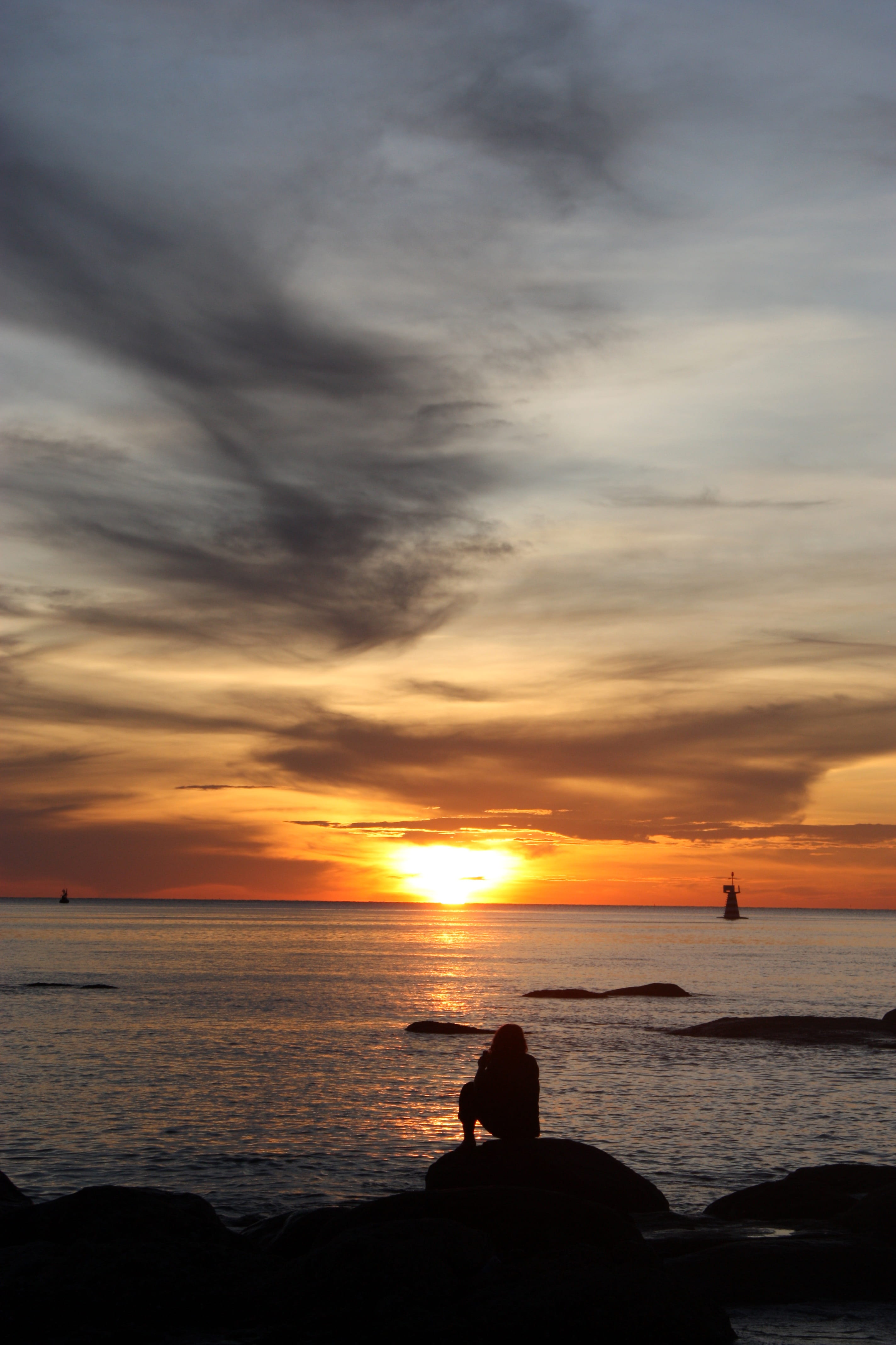 sunset, silhouette, beach, summer, 4K, cloud - sky, life, idyllic, prachuap khiri khan, water, hua hin, tranquility, sun, the sun, tranquil scene, land, Phone HD Wallpaper
