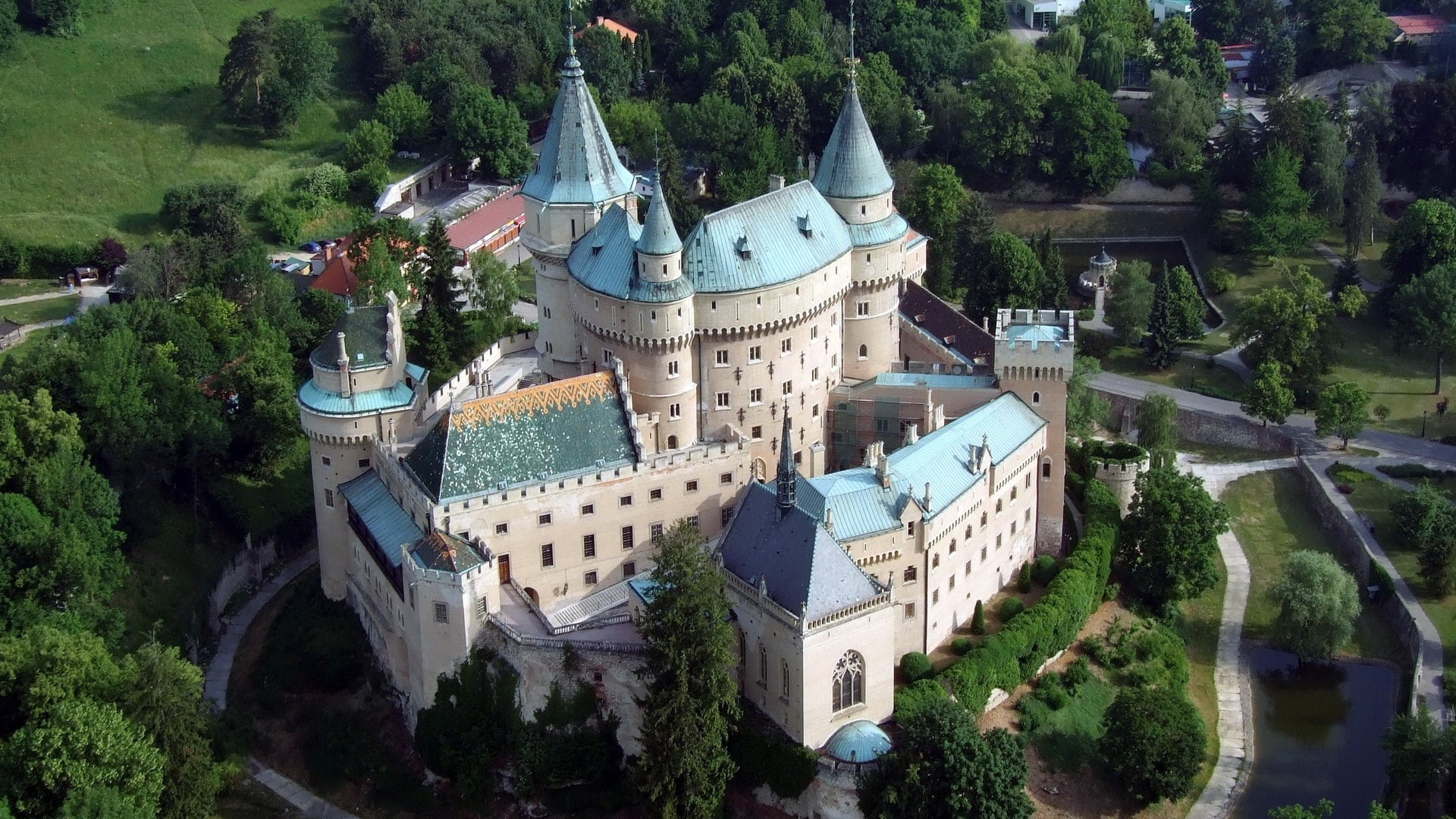 trees  rooftops  birds eye view  Bojnice  castle  nature  architecture  tower  water  forest  path  stream  aerial view  landscape  Slovakia  hills, 1080P, HD Wallpaper