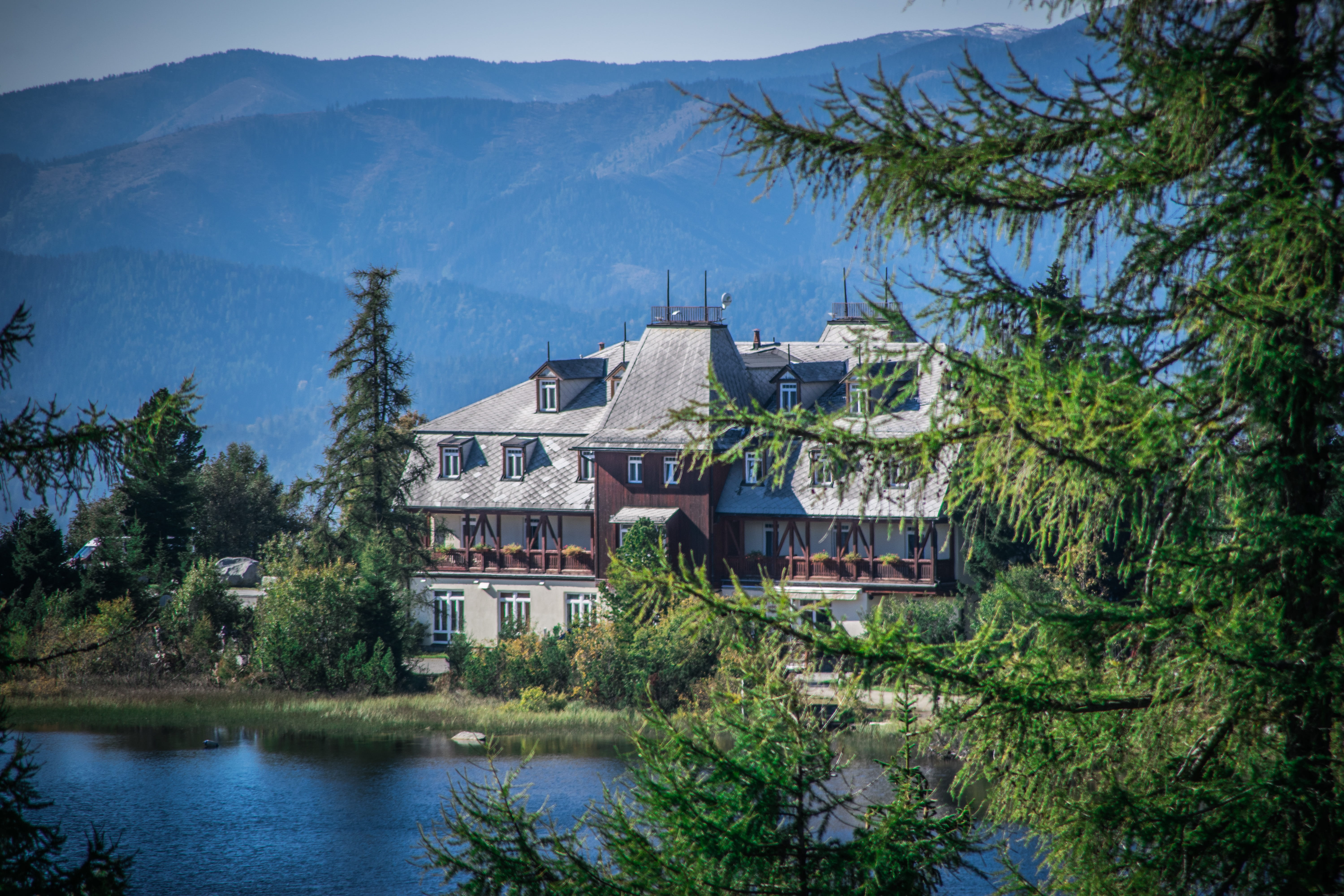 sky, pleso, land, 5K, lake, luxury, mountains, travel destinations, beauty in nature, slovakia, day, tatras, building, architecture, residential district, HD Wallpaper