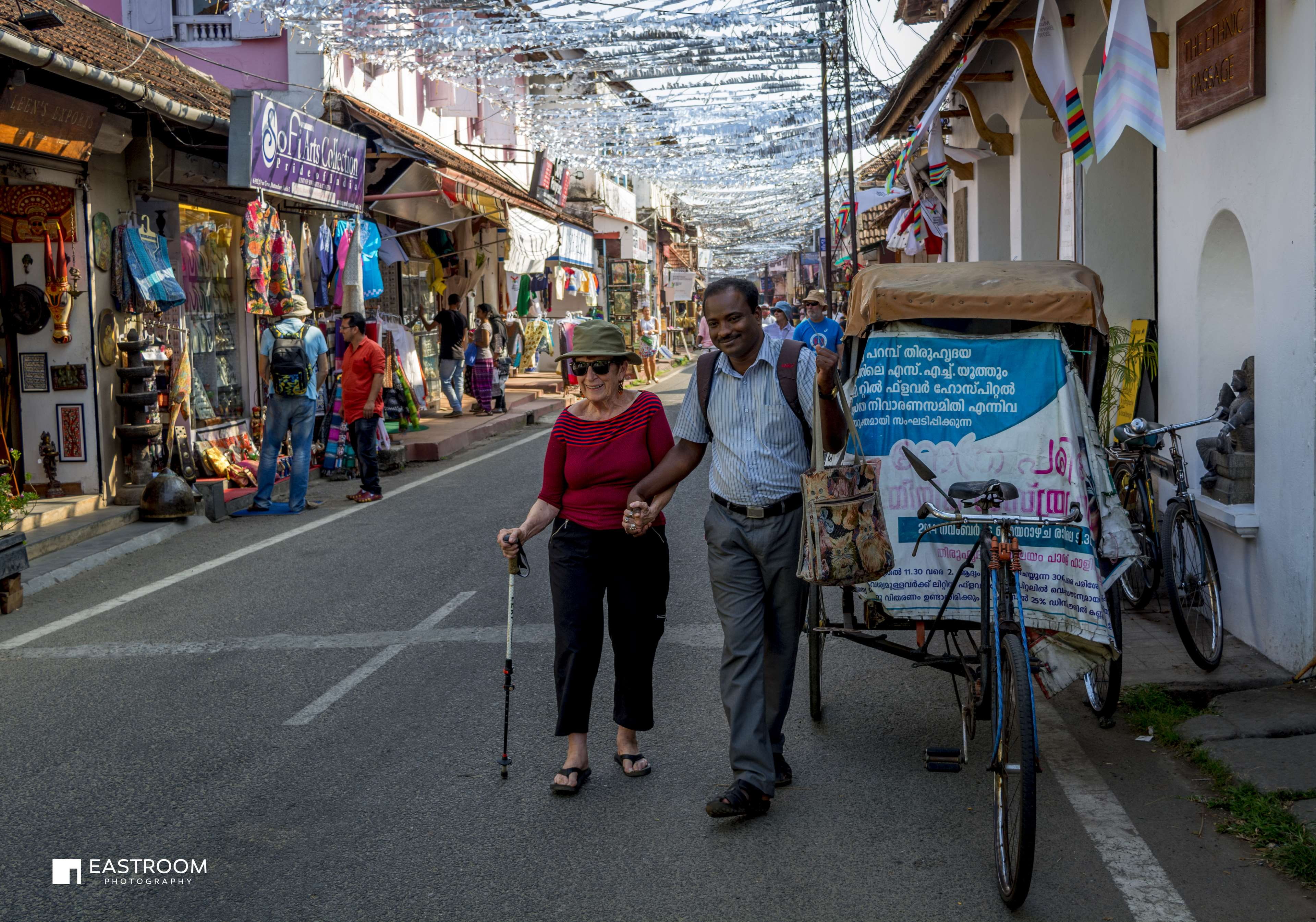 choice, old lady, couple - relationship, casual clothing, retail, standing, people, day, market, architecture, guide, tourist, city, retail display, real people, HD Wallpaper