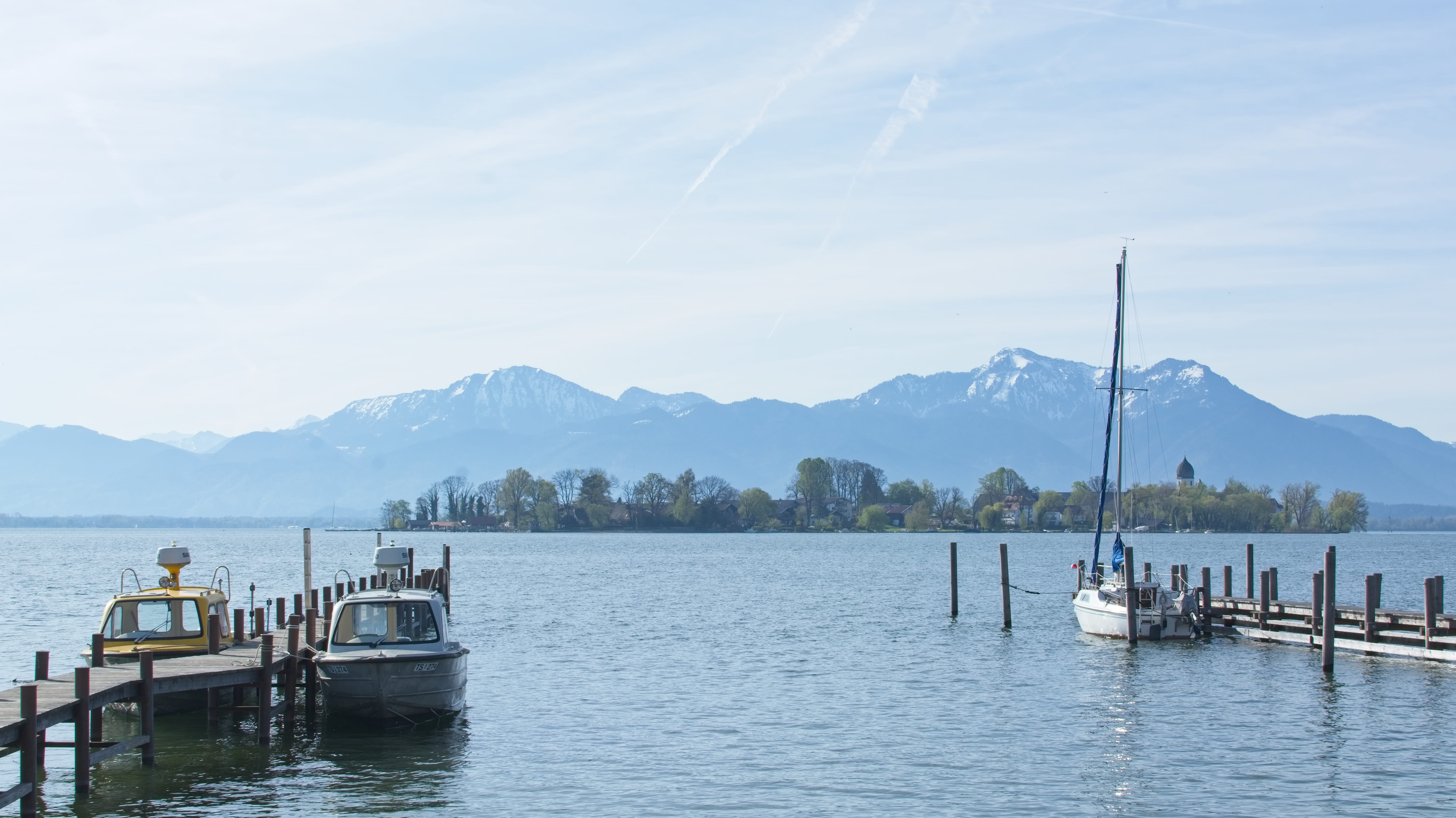 no people, cloud - sky, water, 5K, mountain range, tranquility, vacations, spring, chiemsee, non-urban scene, outdoors, lake, wooden post, day, landscape, HD Wallpaper