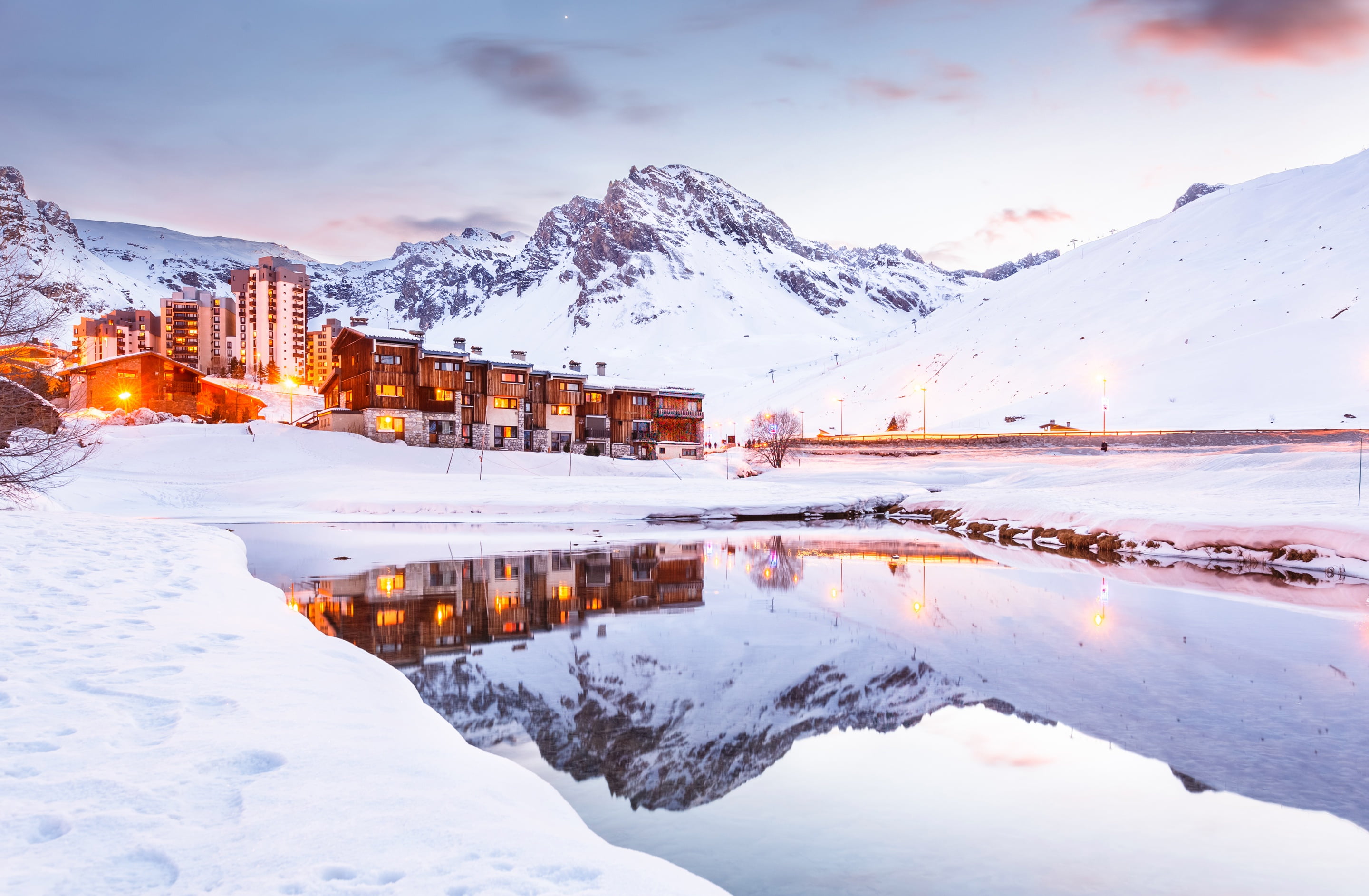Tignes, sky, water, scenics - nature, building exterior, architecture, 2K, lake, no people, built structure, the hotel, snow, snowcapped mountain, outdoors, HD Wallpaper