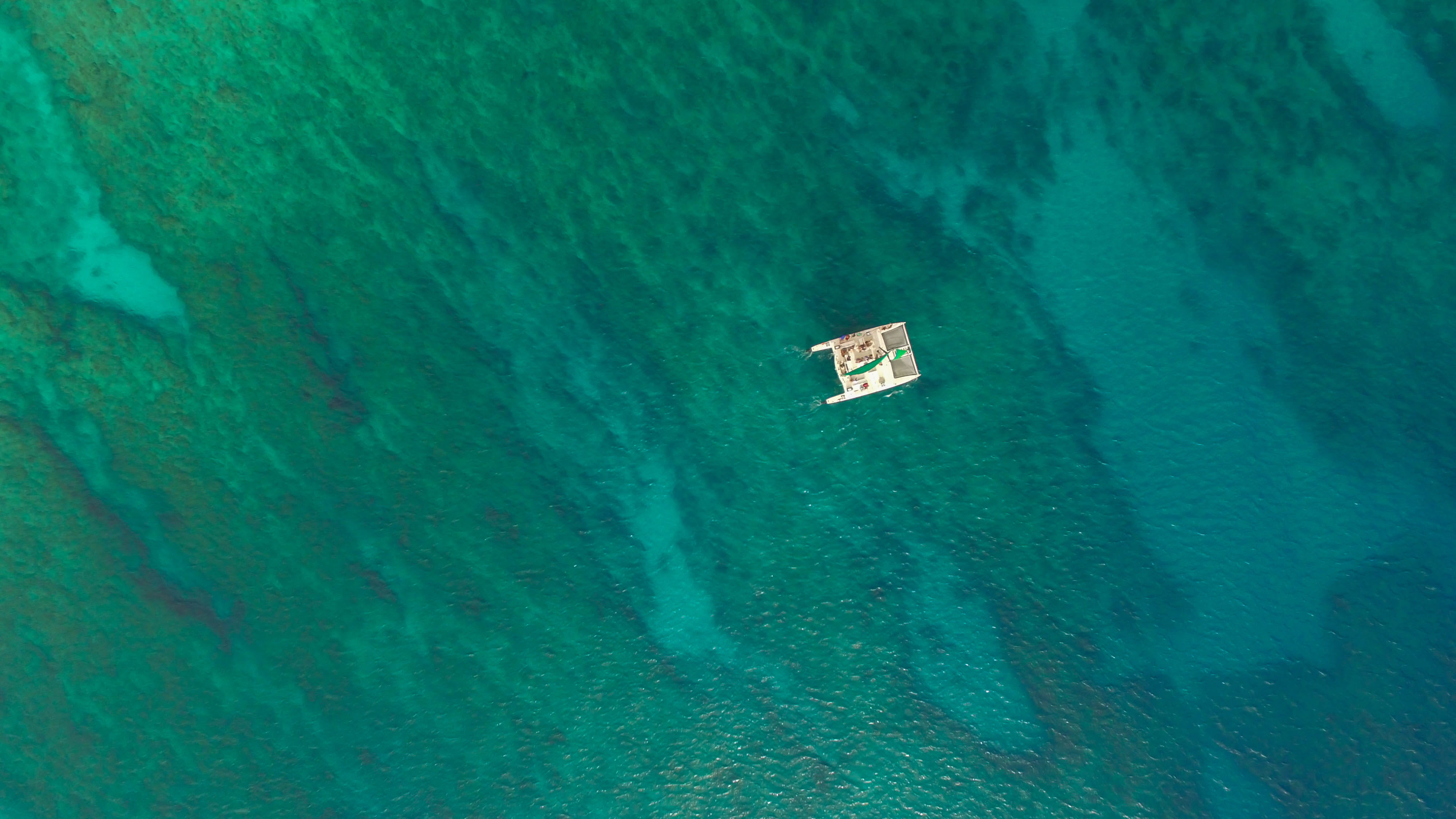 reef, scenics - nature, beauty in nature, wanderlust, tranquility, hawaii, water, catamaran, 4K, floating on water, boat, built structure, ocean, day, HD Wallpaper
