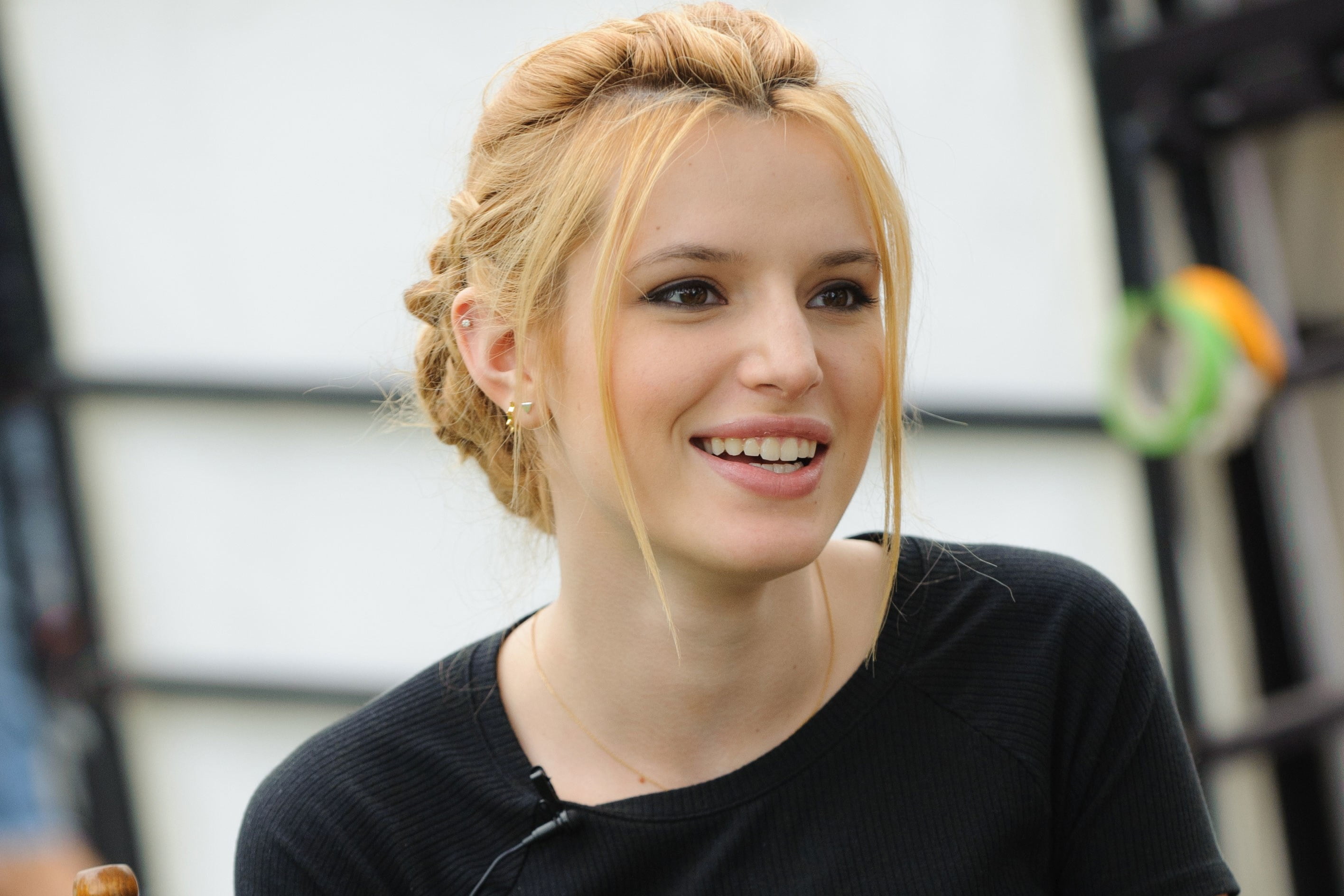 lifestyles, teenager, happiness, 2K, one person, hairstyle, young women, toothy smile, celebrities, focus on foreground, headshot, women, young adult, HD Wallpaper