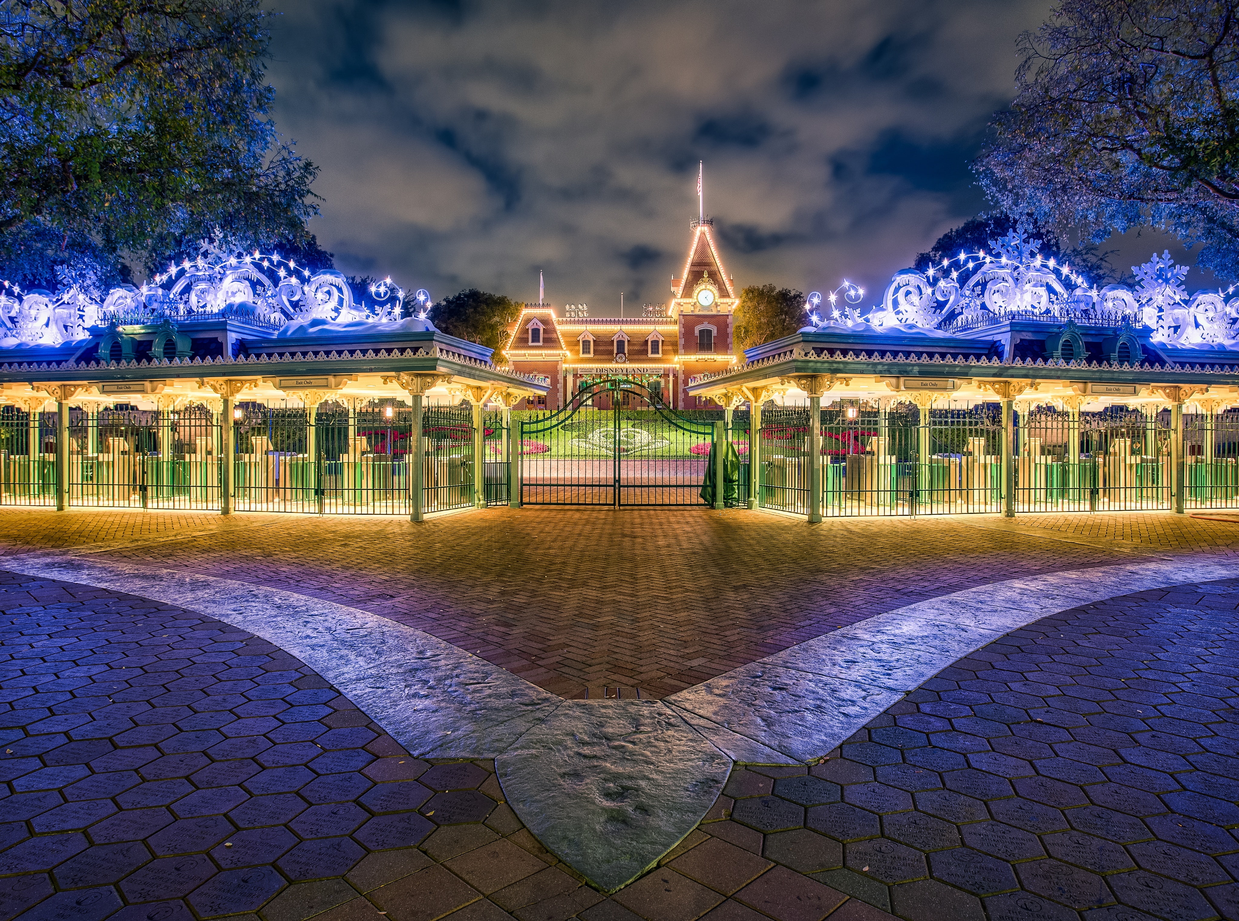 incidental people, building exterior, outdoors, tourism, disneyland, string, city, cloud - sky, 4K, night, tree, dusk, built structure, winter, plant, HD Wallpaper