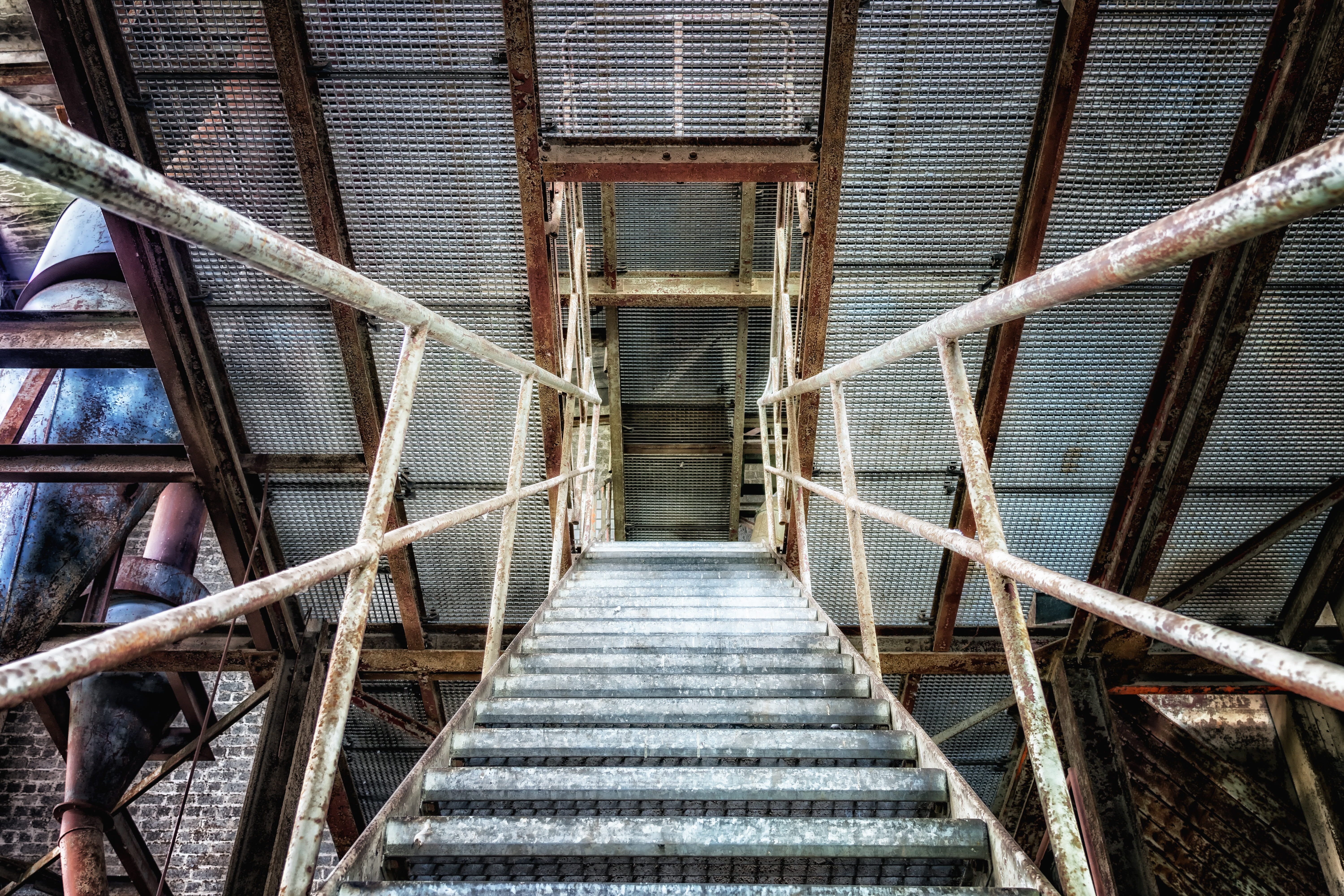 steel grid, architecture, down, no people, metal, day, pattern, railing, steep, the way forward, old, footbridge, connection, outdoors, nature, direction, HD Wallpaper