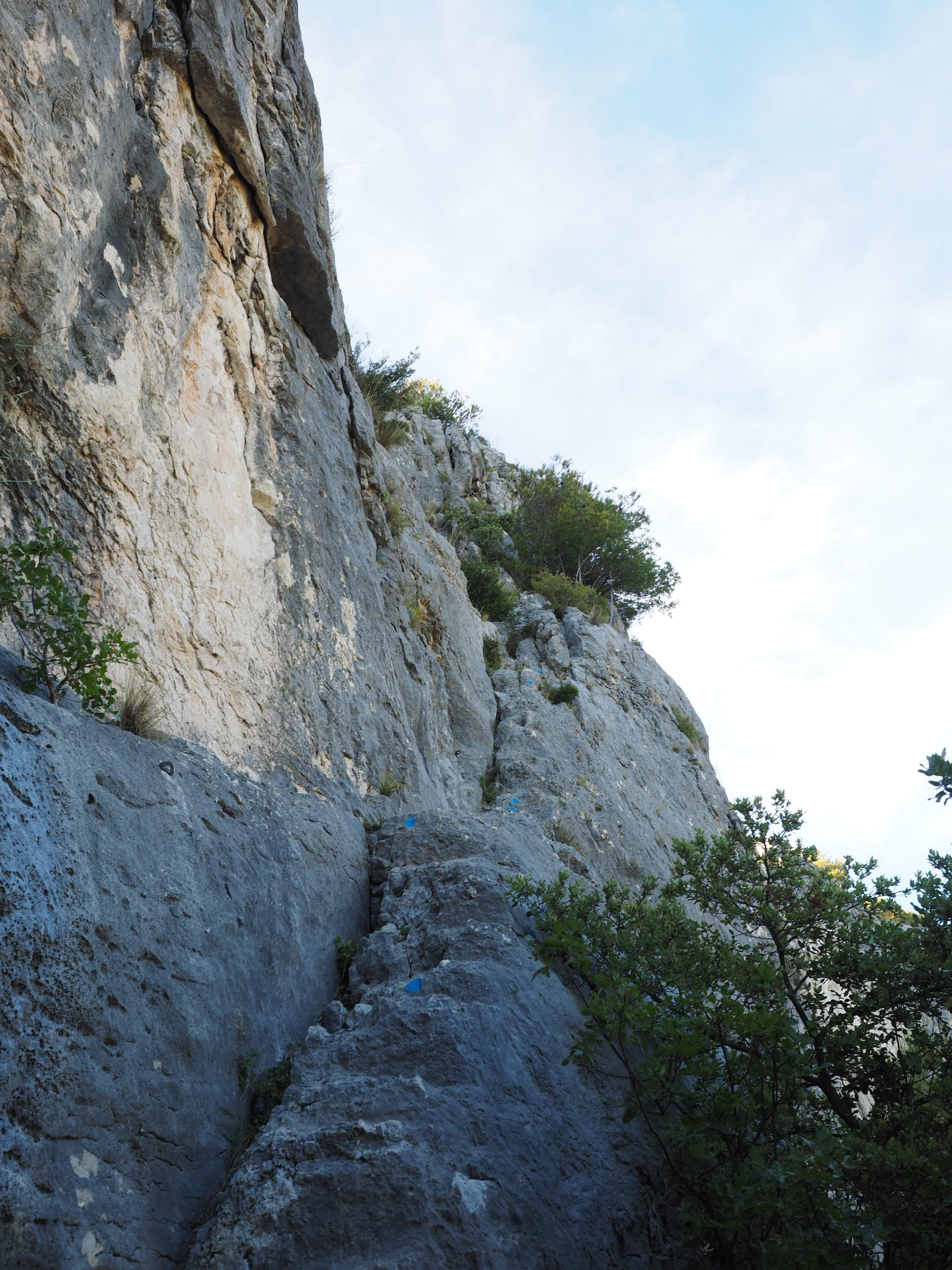 solid, beauty in nature, away, exposed, low angle view, rock wall, nature, tranquility, cliff, outdoors, karst, sky, rock formation, fontaine-de-vaucluse, Phone HD Wallpaper