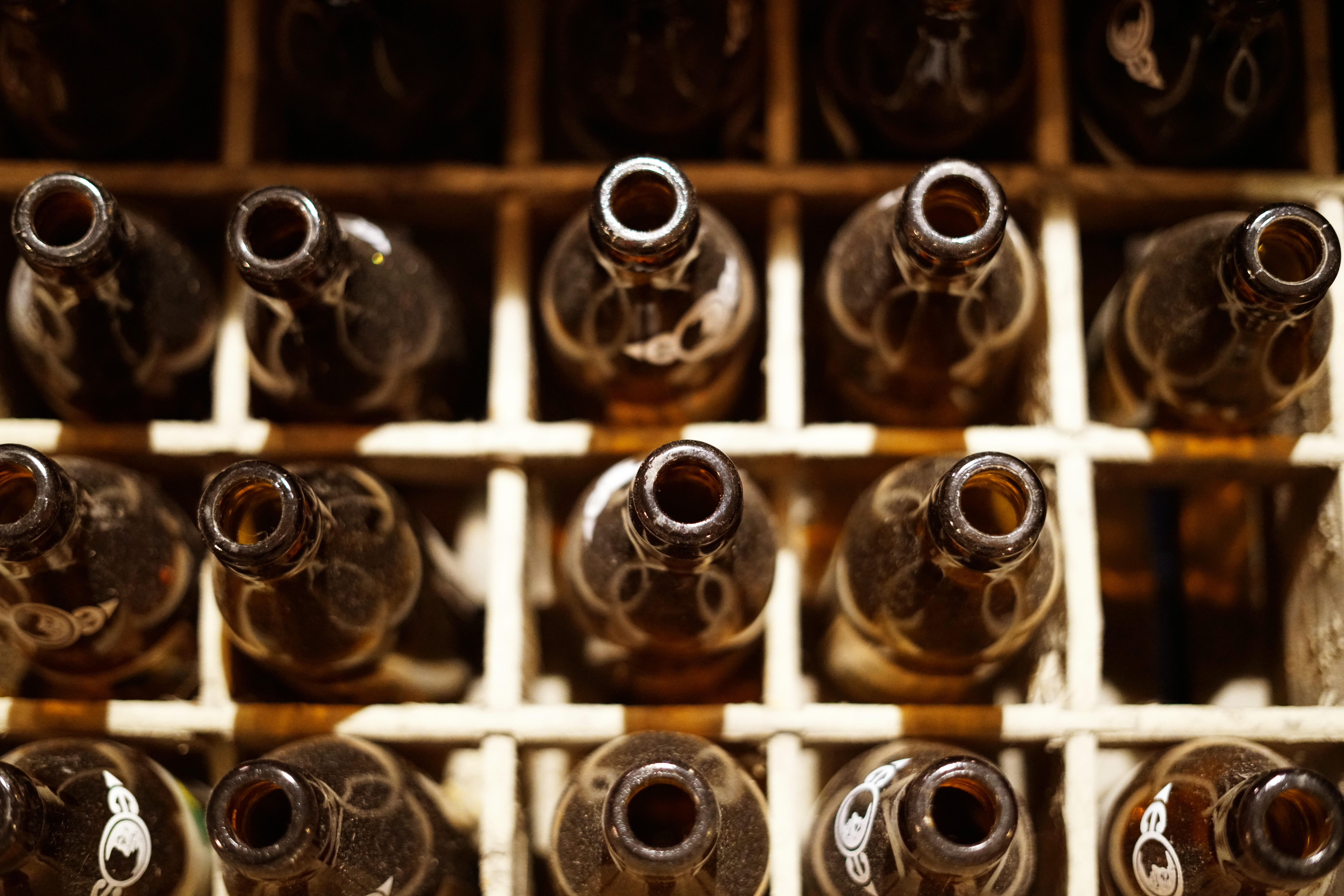 large group of objects, container, beer, bottles, full frame, winemaking, order, huisbrouwerij de halve maan, alcohol, indoors, side by side, drink, wine bottle, HD Wallpaper