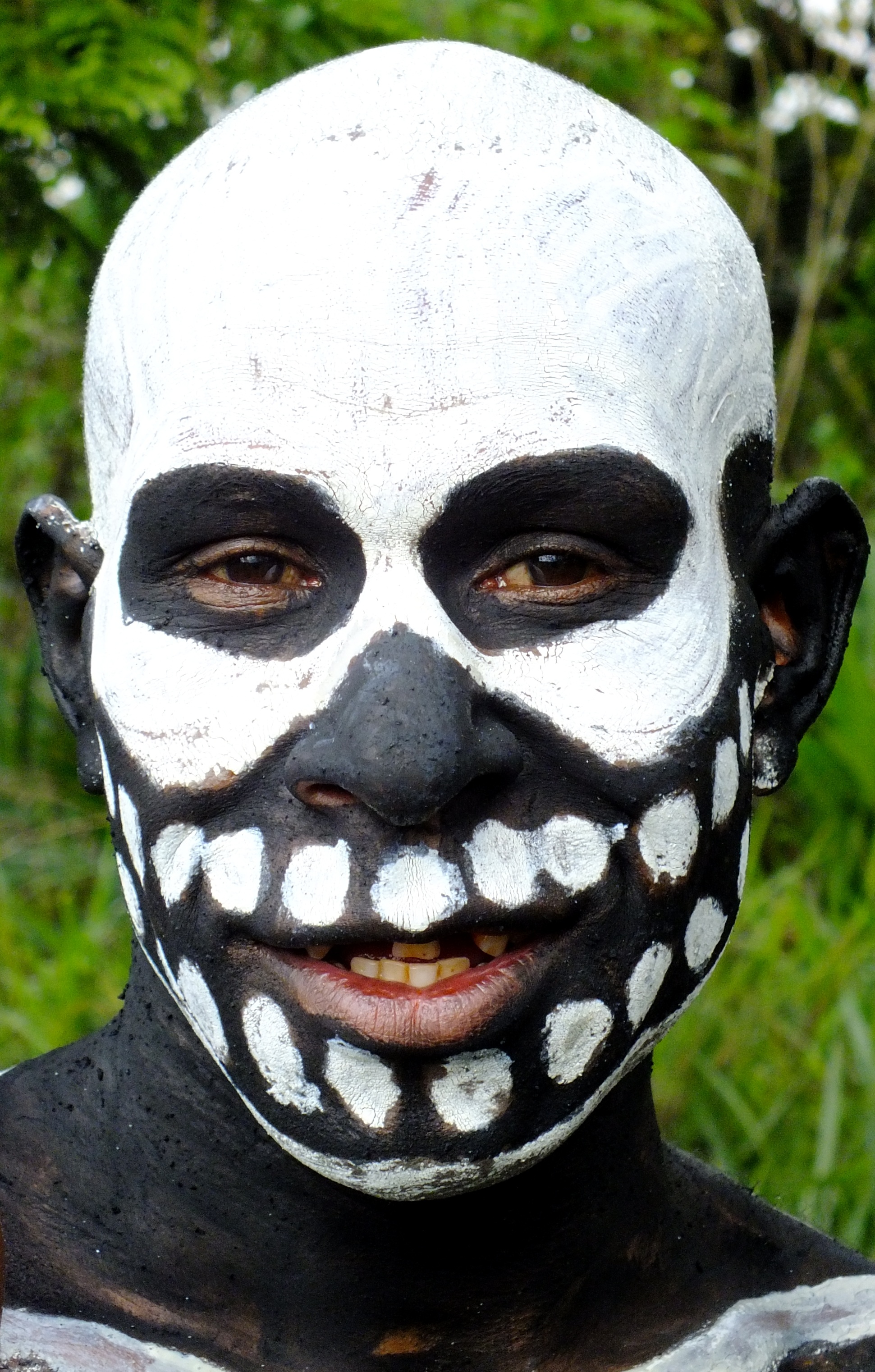 colored, celebration, papua new guinea, outdoors, costume, focus on foreground, face, halloween, mask, horror, face paint, nature, art and craft, front view, Phone HD Wallpaper