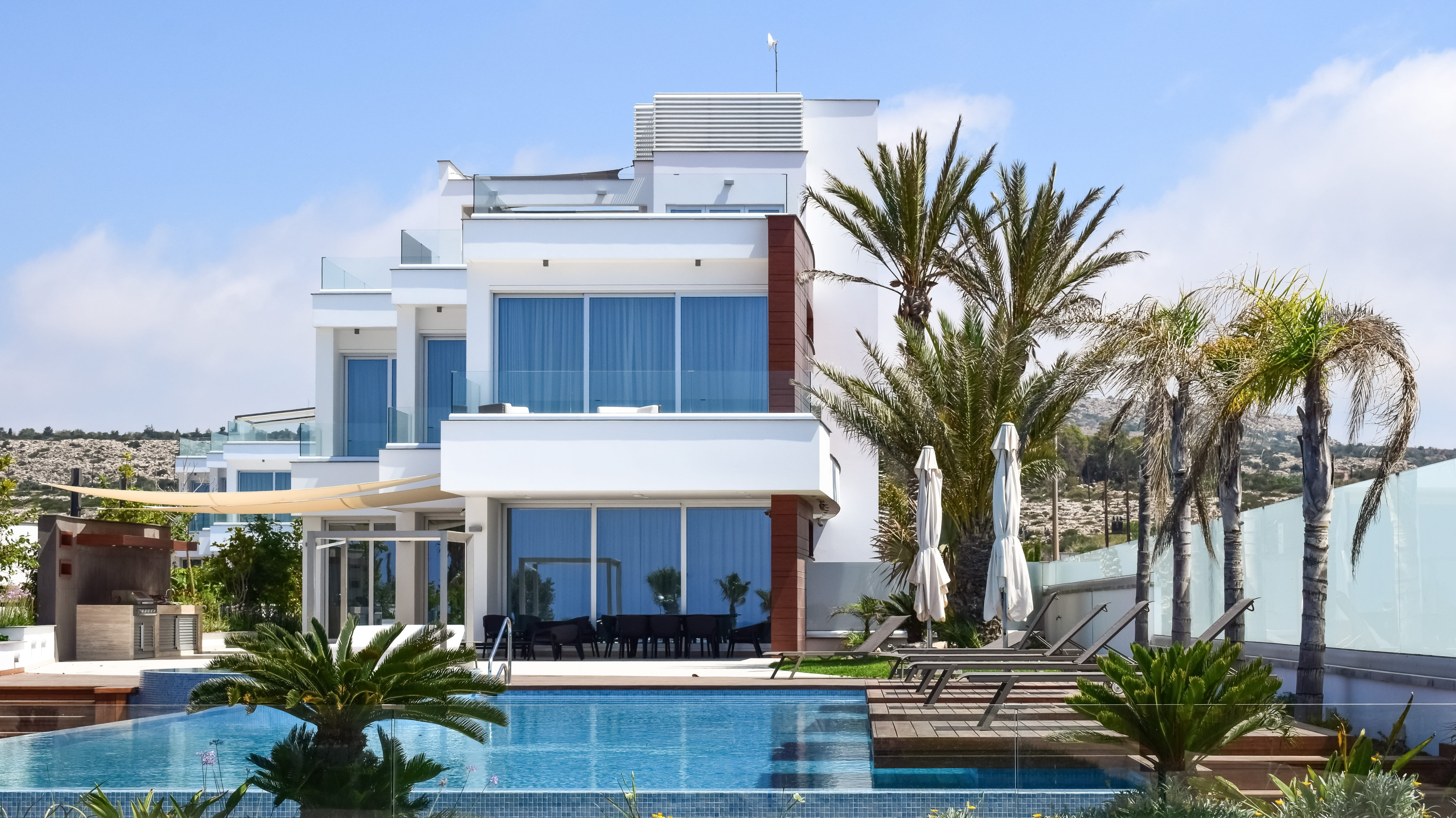 plant, 5K, front, outdoors, blue, no people, Architecture, Villa, white, residential, tree, style, property, luxury, nature, residential district, Design, HD Wallpaper