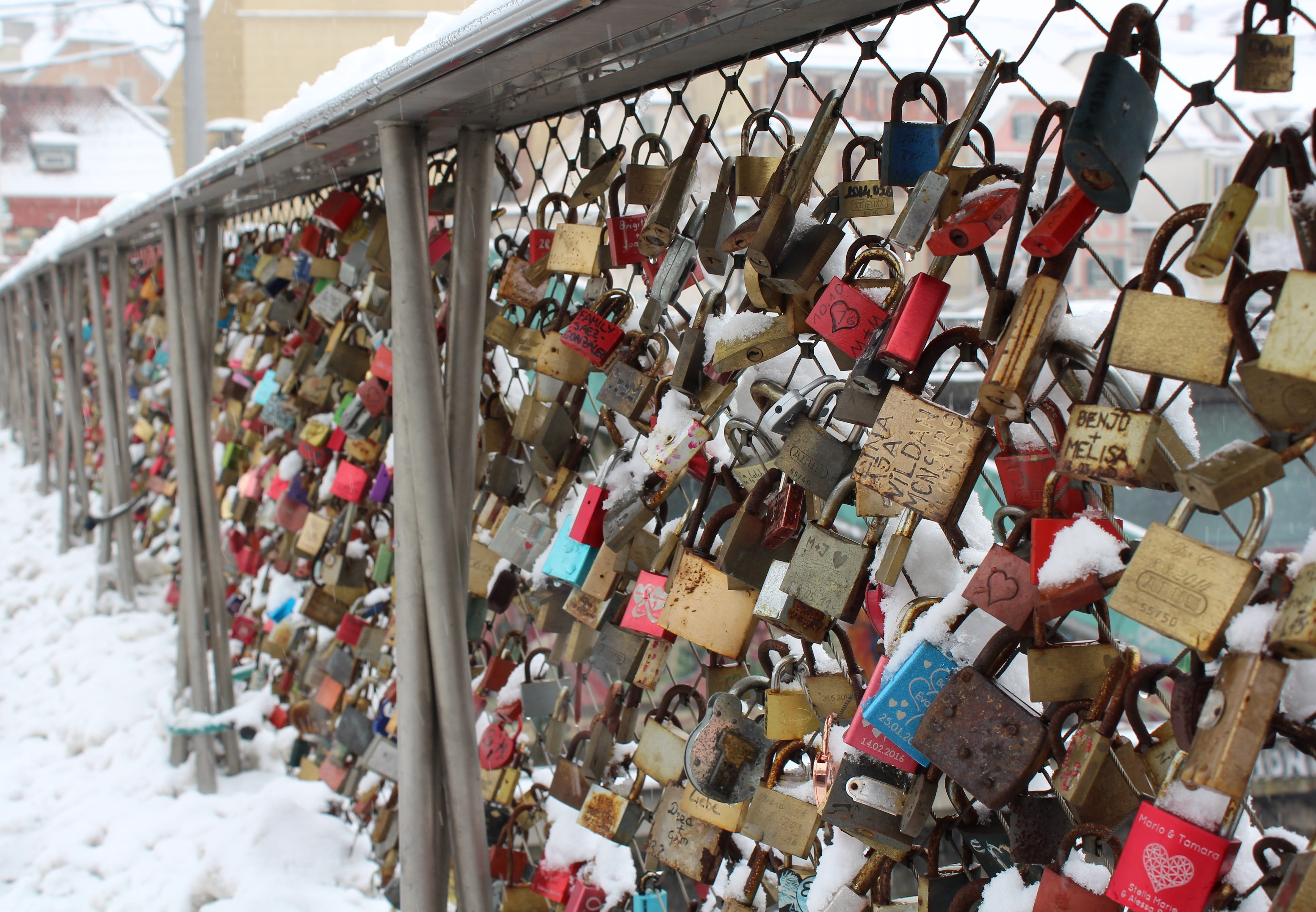 castle, bridge - man made structure, winter, bridge, love, large group of objects, love symbol, 4K, no people, love locks, variation, railing, hanging, HD Wallpaper