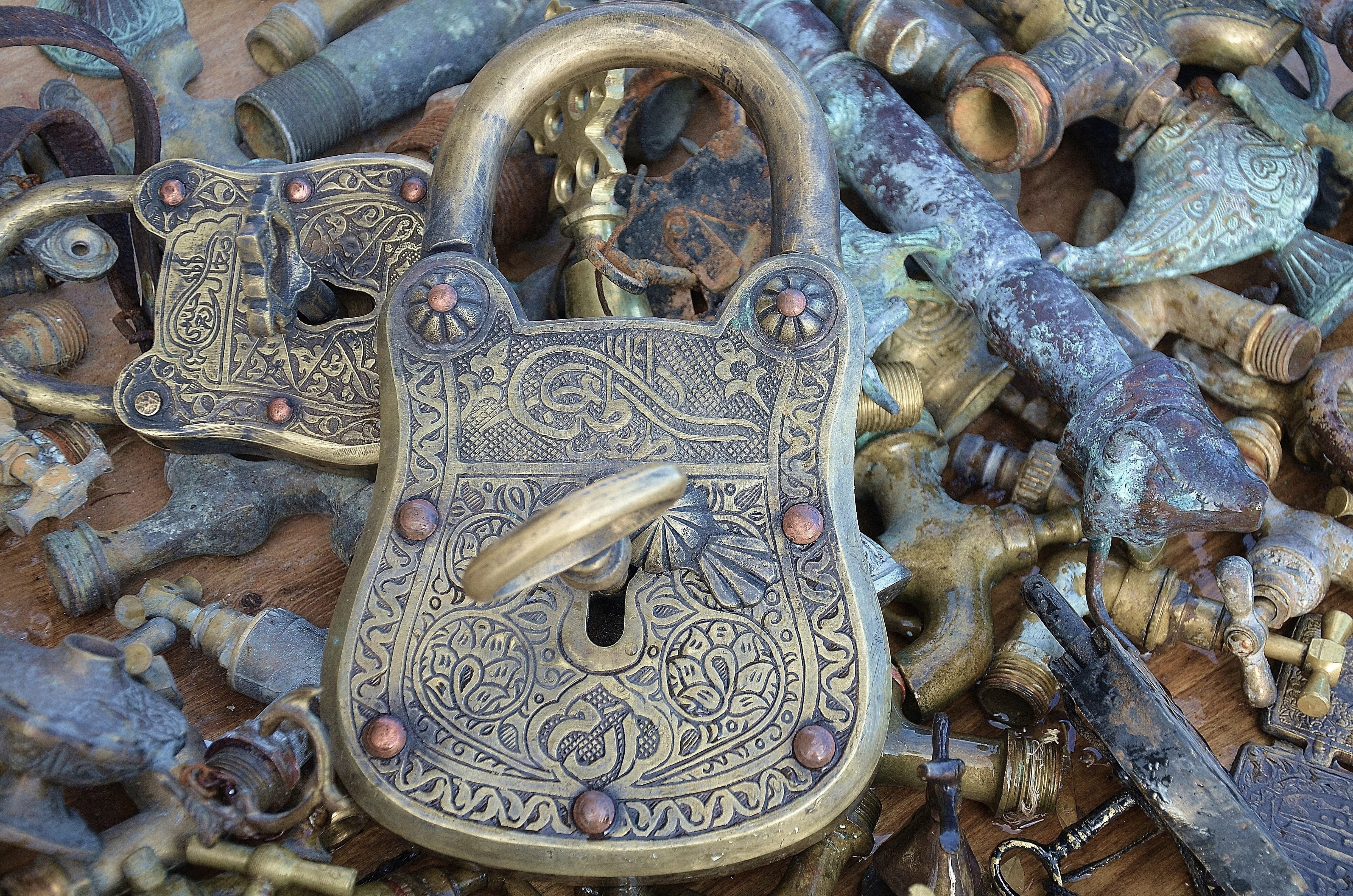 religion, market, belief, close-up, 4K, antique, padlock, love symbol, castle, representation, creativity, brass, fence, no people, sculpture, faucet, HD Wallpaper