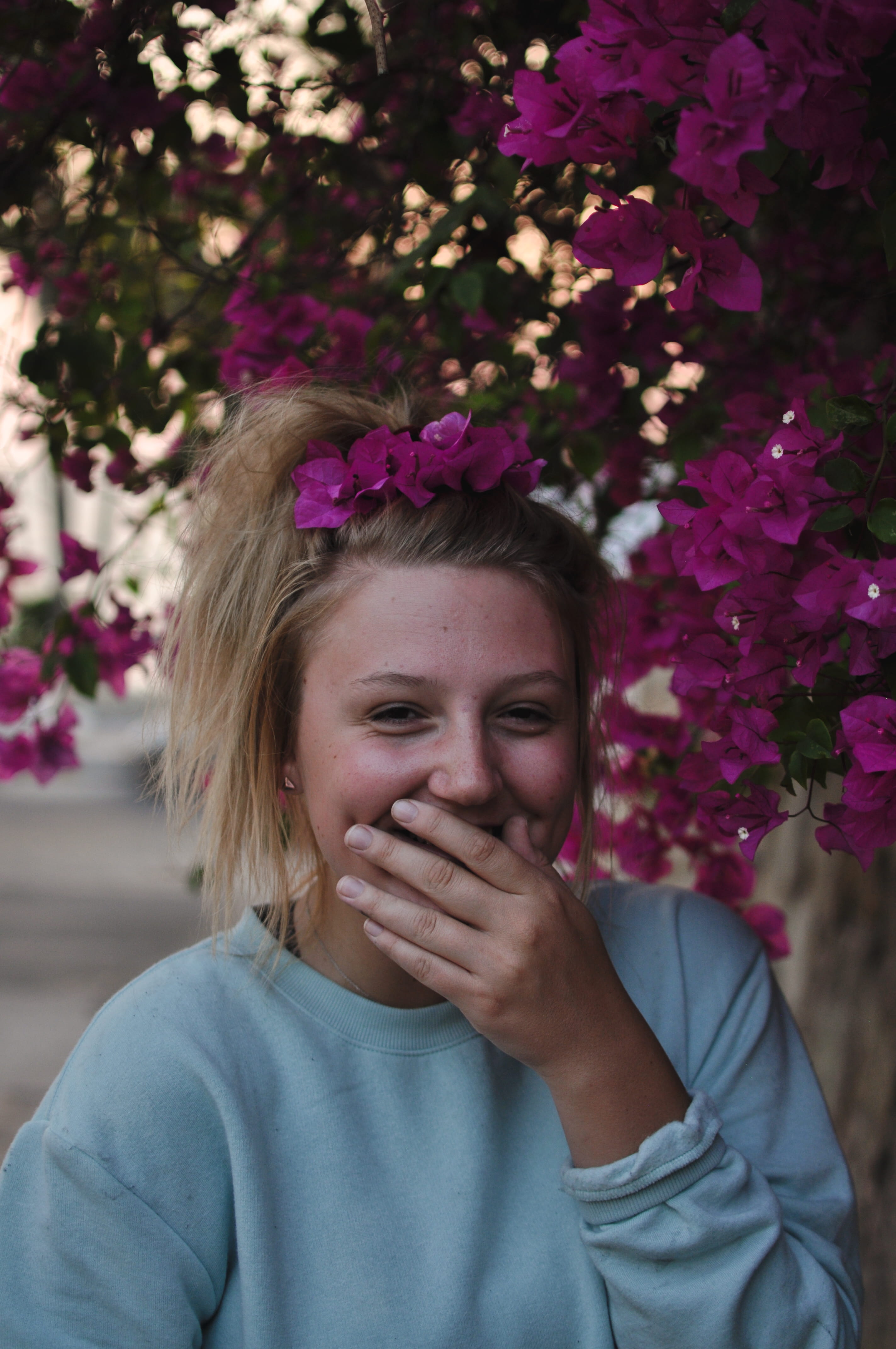 4K, young adult, laughter, happiness, portrait, leisure activity, laugh, lifestyles, pure, women, breath, beautiful woman, fragility, love, flowering plant, Phone HD Wallpaper