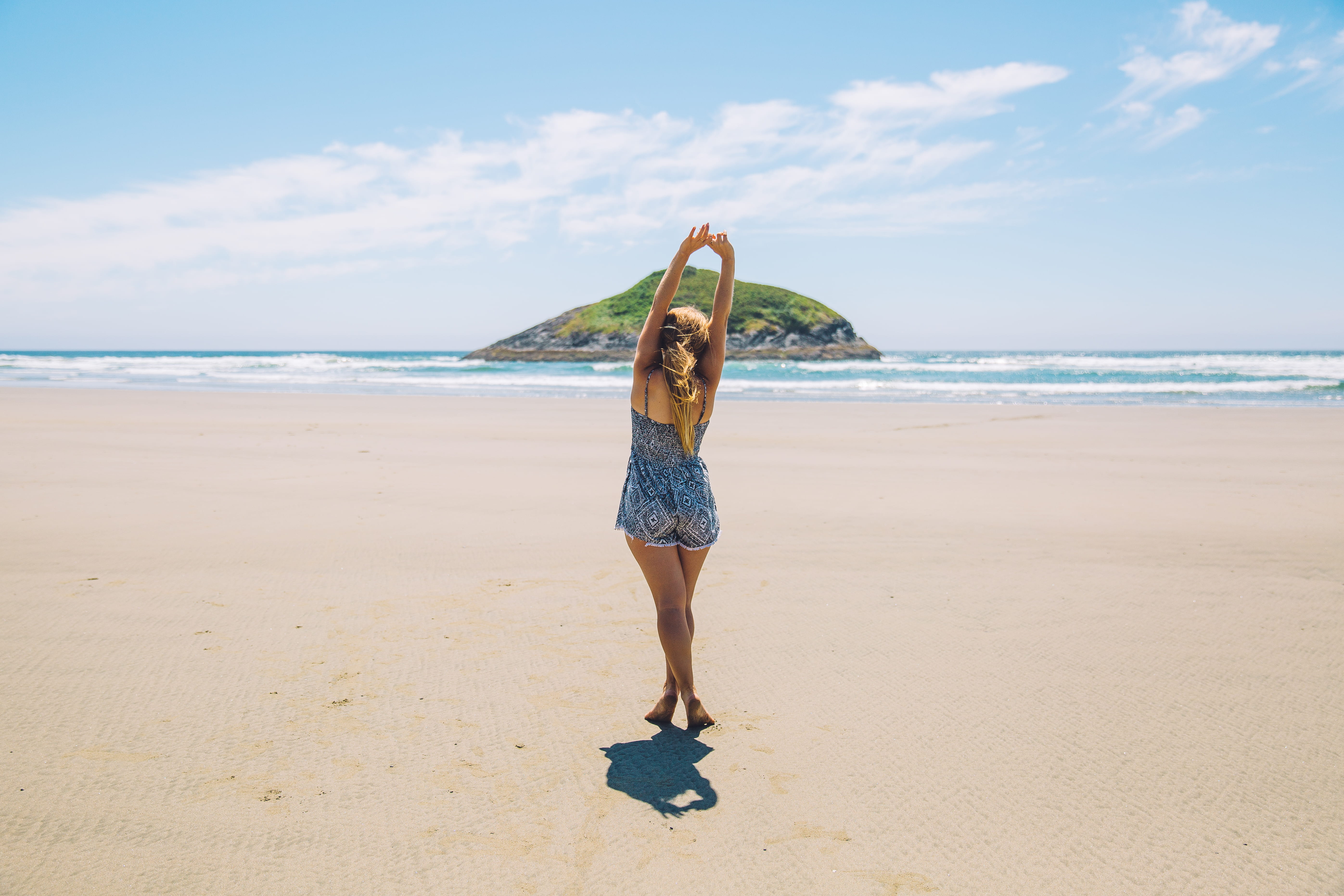head, islet, white, one person, 5K, beach, hairstyle, hands, lifestyles, horizon over water, young adult, full length, summer, HD Wallpaper