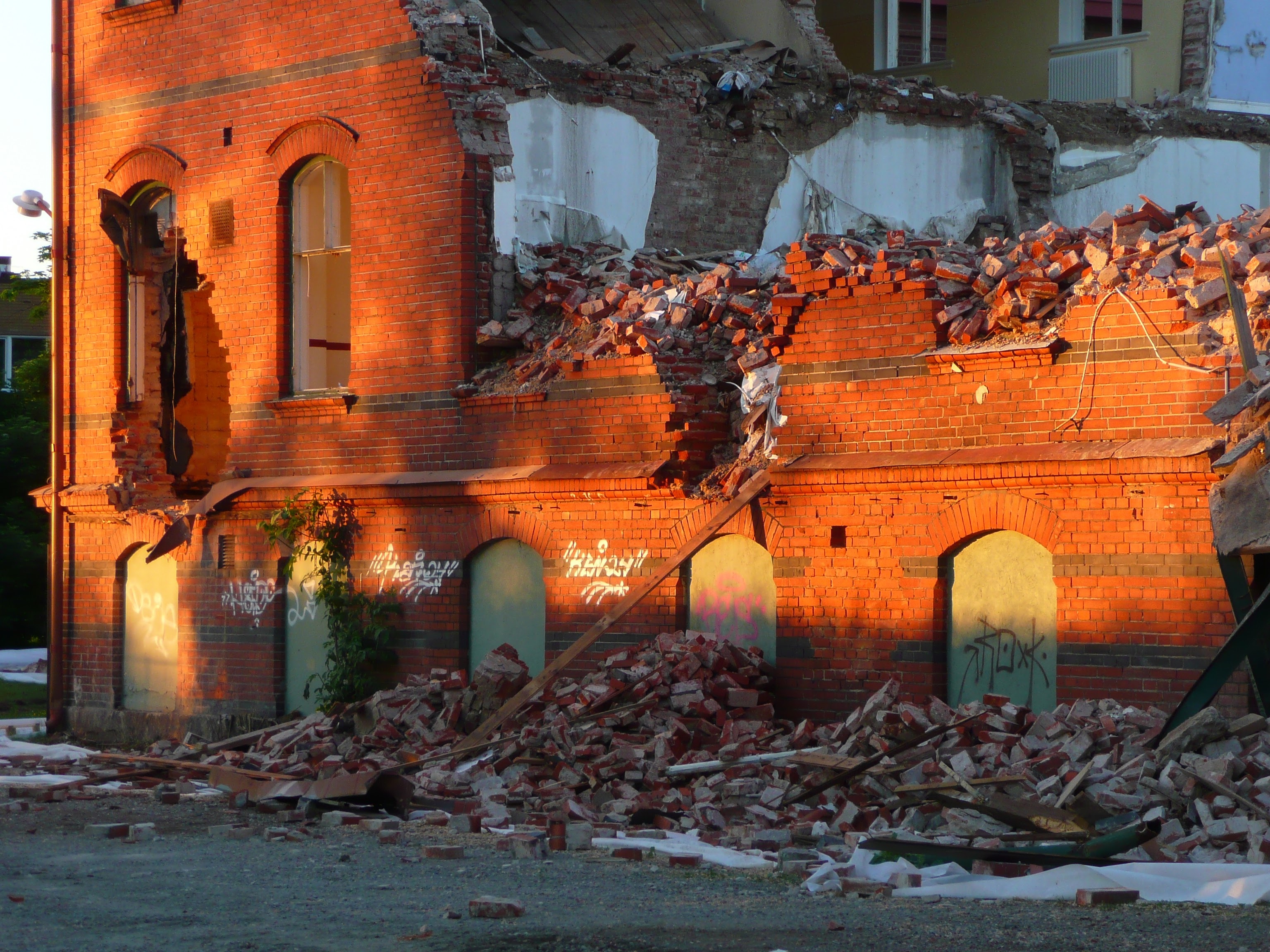 abandoned, weathered, brick wall, damaged, orange color, building exterior, religion, arch, 2K, old, ruined, built structure, no people, deterioration, HD Wallpaper