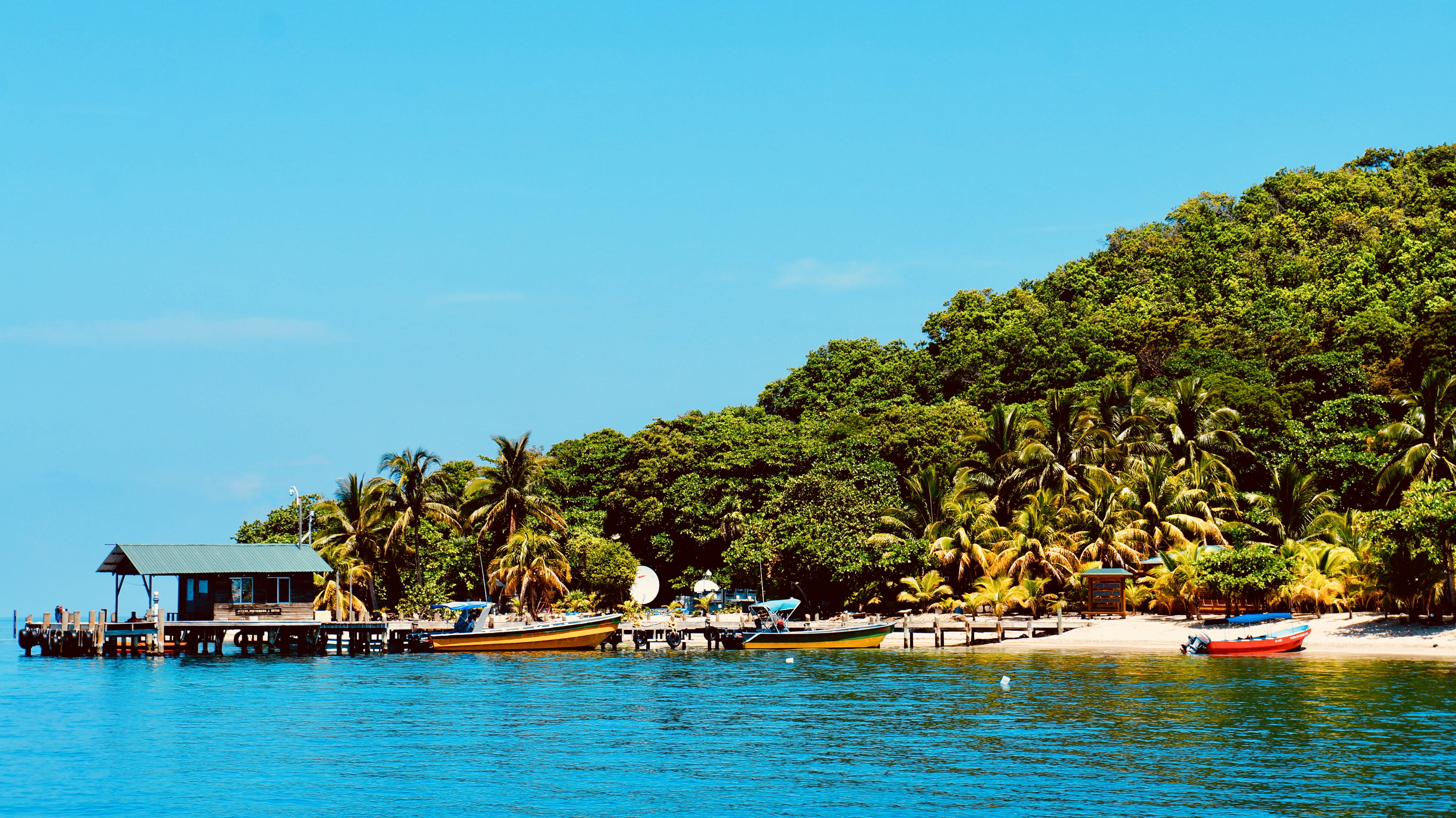 water, transportation, island, 4K, idyllic, nature, tranquility, beach, outdoors, ocean, plant, mode of transportation, blue, honduras, land, green color, HD Wallpaper