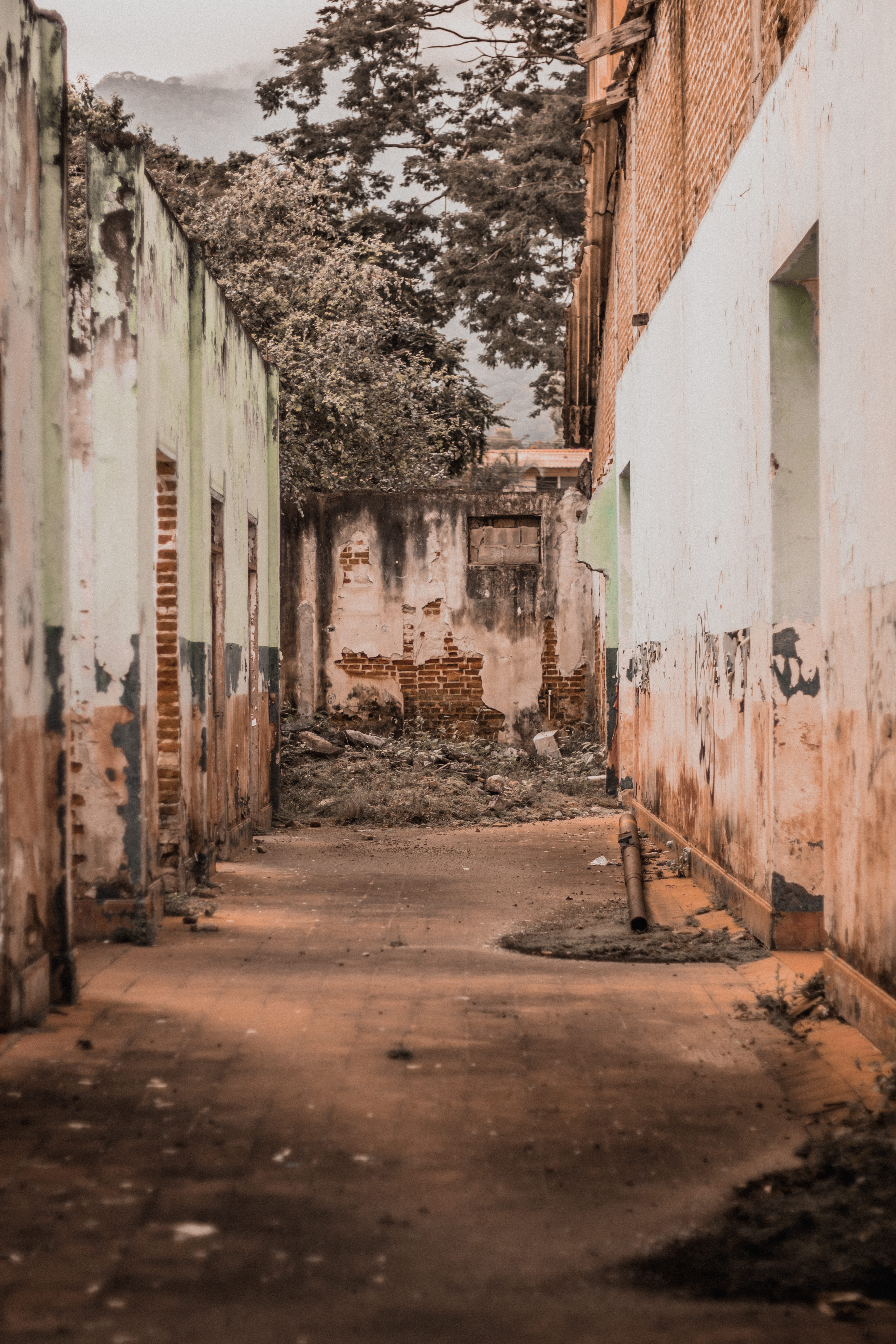 empty, 5K, #city, architecture, absence, weathered, direction, no people, abandoned, residential district, building exterior, honduras, #urban, outdoors, Phone HD Wallpaper