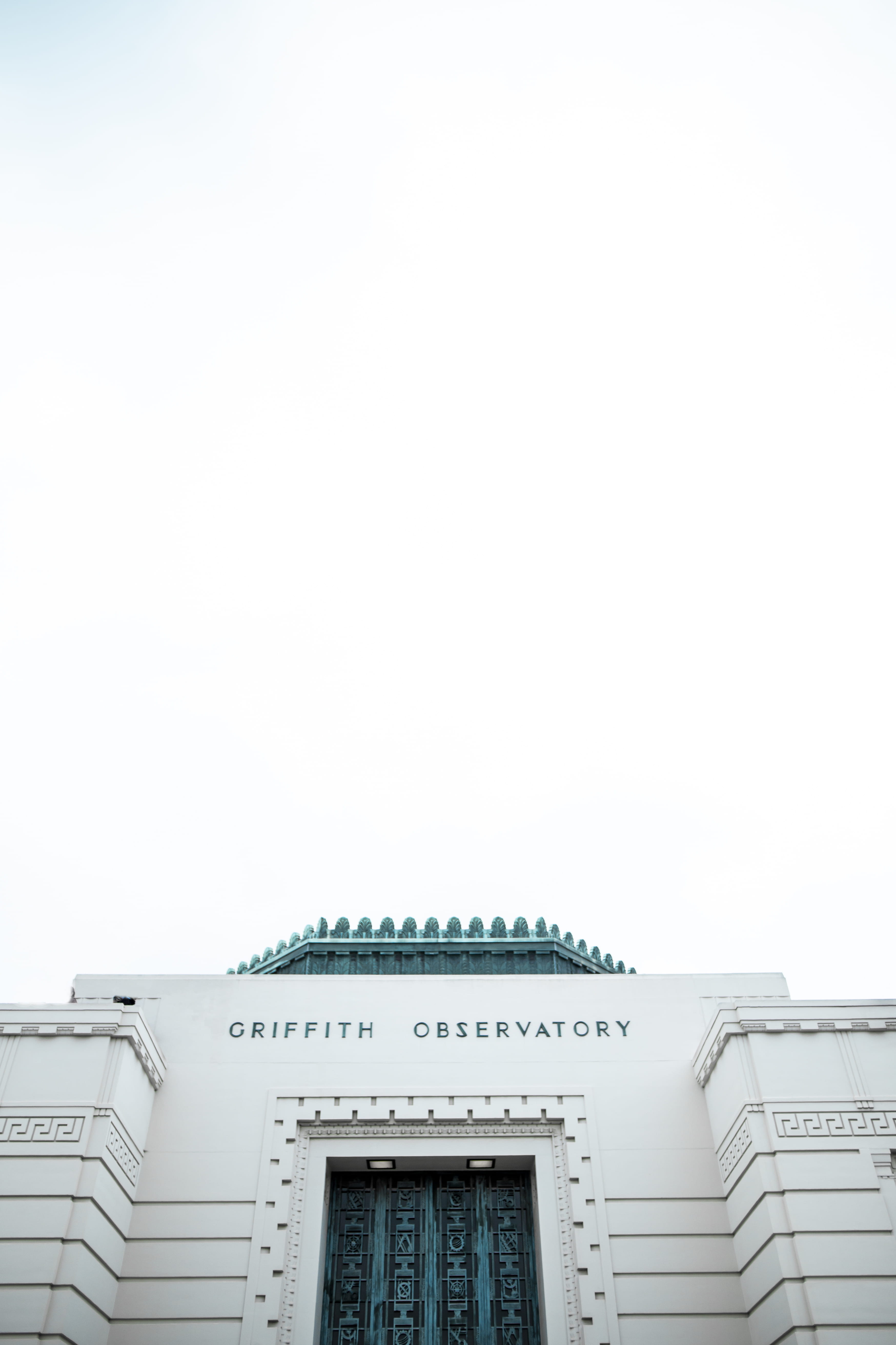 low, building exterior, architecture, outdoors, window, photo, western script, obser, copy space, text, minimal, griffith, architectural, sky, clear sky, Phone HD Wallpaper
