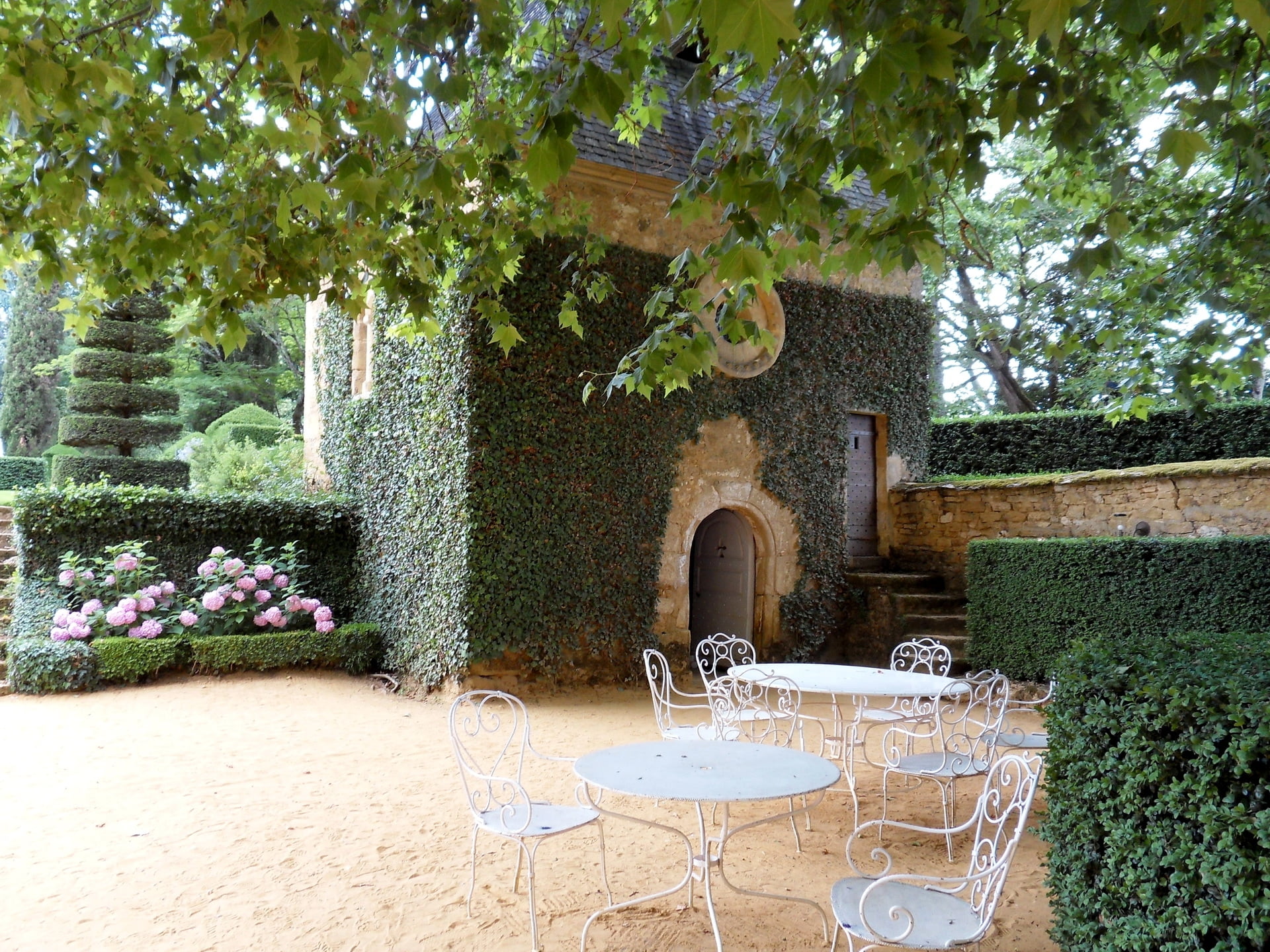ivy, built structure, building, flowering plant, street, table, architecture, front or Back Yard, day, seat, absence, patio, stone wall, chairs, courtyard, HD Wallpaper