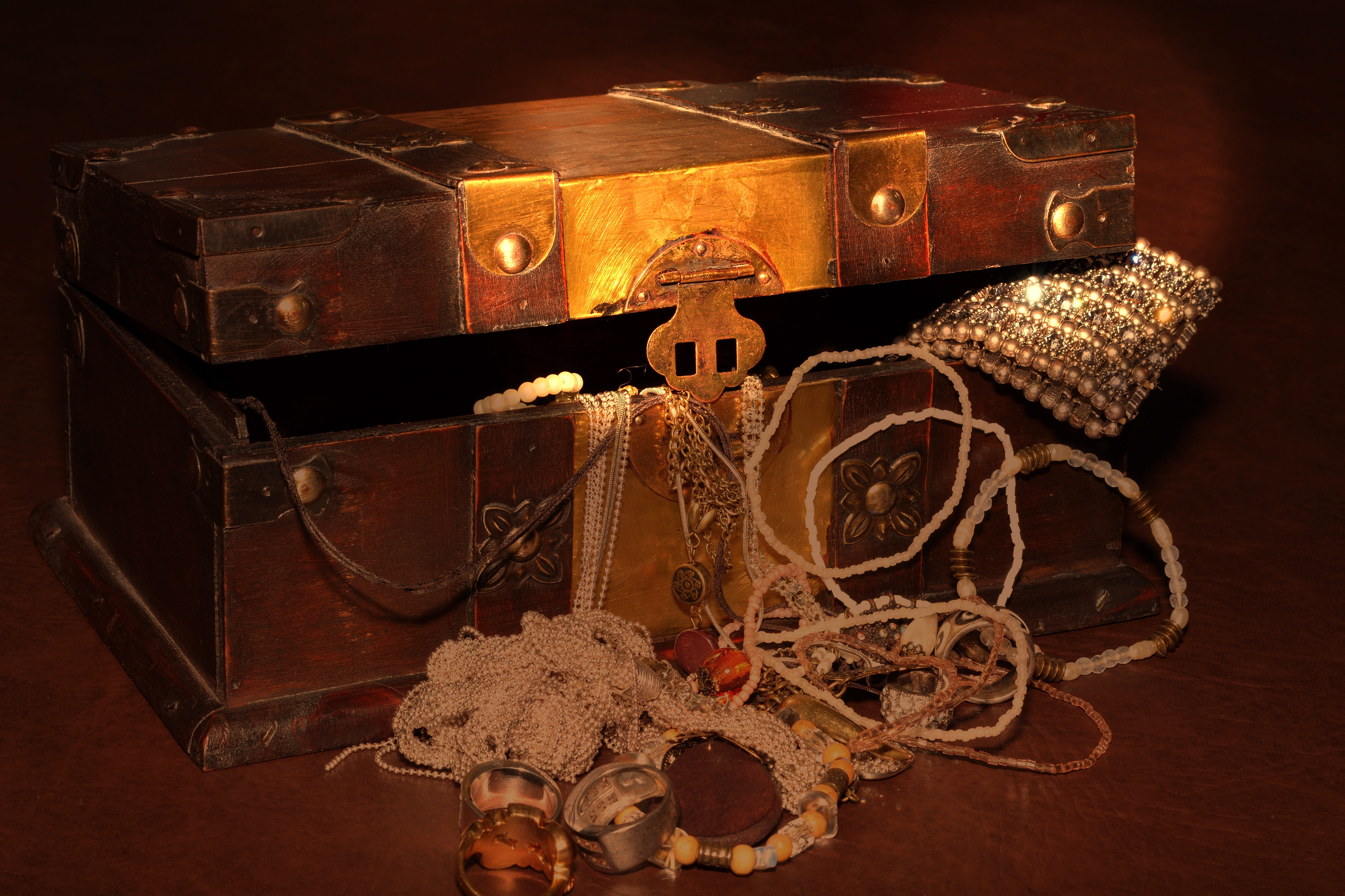 studio shot, brown, close-up, group of objects, obsolete, wooden, luxury, night, gold chain, box - container, gold colored, black background, lighting, HD Wallpaper