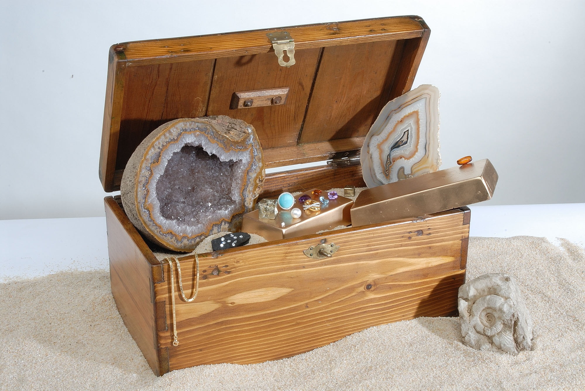 inside, suitcase, indoors, bedroom, gray, home interior, treasure, luxury, jewelry, furniture, boat, minerals, browse, stone, box, personal accessory, empire, HD Wallpaper