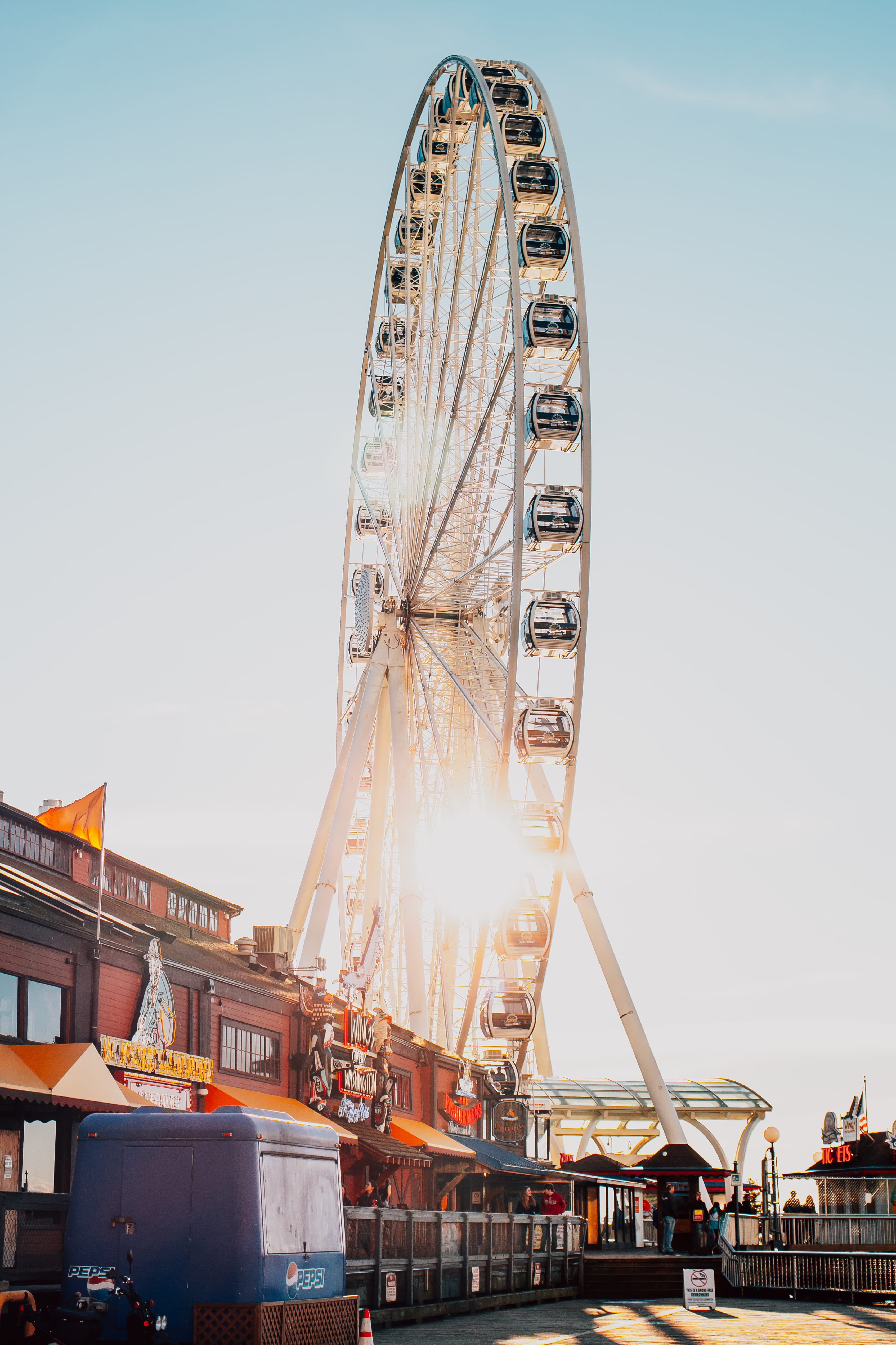 trailer, gray, blue sky, enjoyment, gold, 4K, nature, ride, fun, blue, sunlight, amusement, holiday, box, vacation, building exterior, outdoors, amusement park, Phone HD Wallpaper
