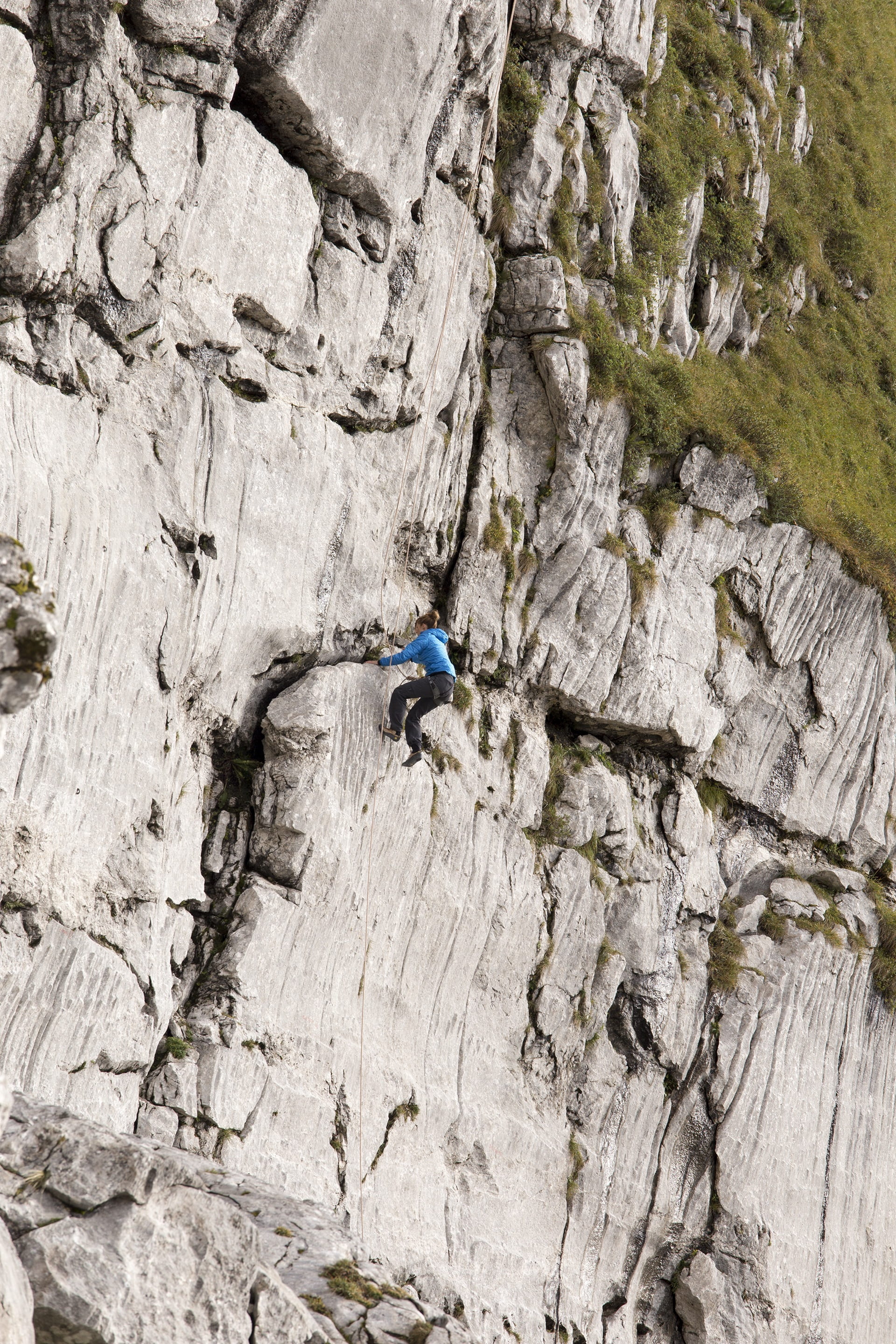 extreme sports, day, 2K, rock - object, skill, hiking, effort, rock formation, adventure, one person, men, rock, risk, rock climbing, low angle view, solid, Phone HD Wallpaper