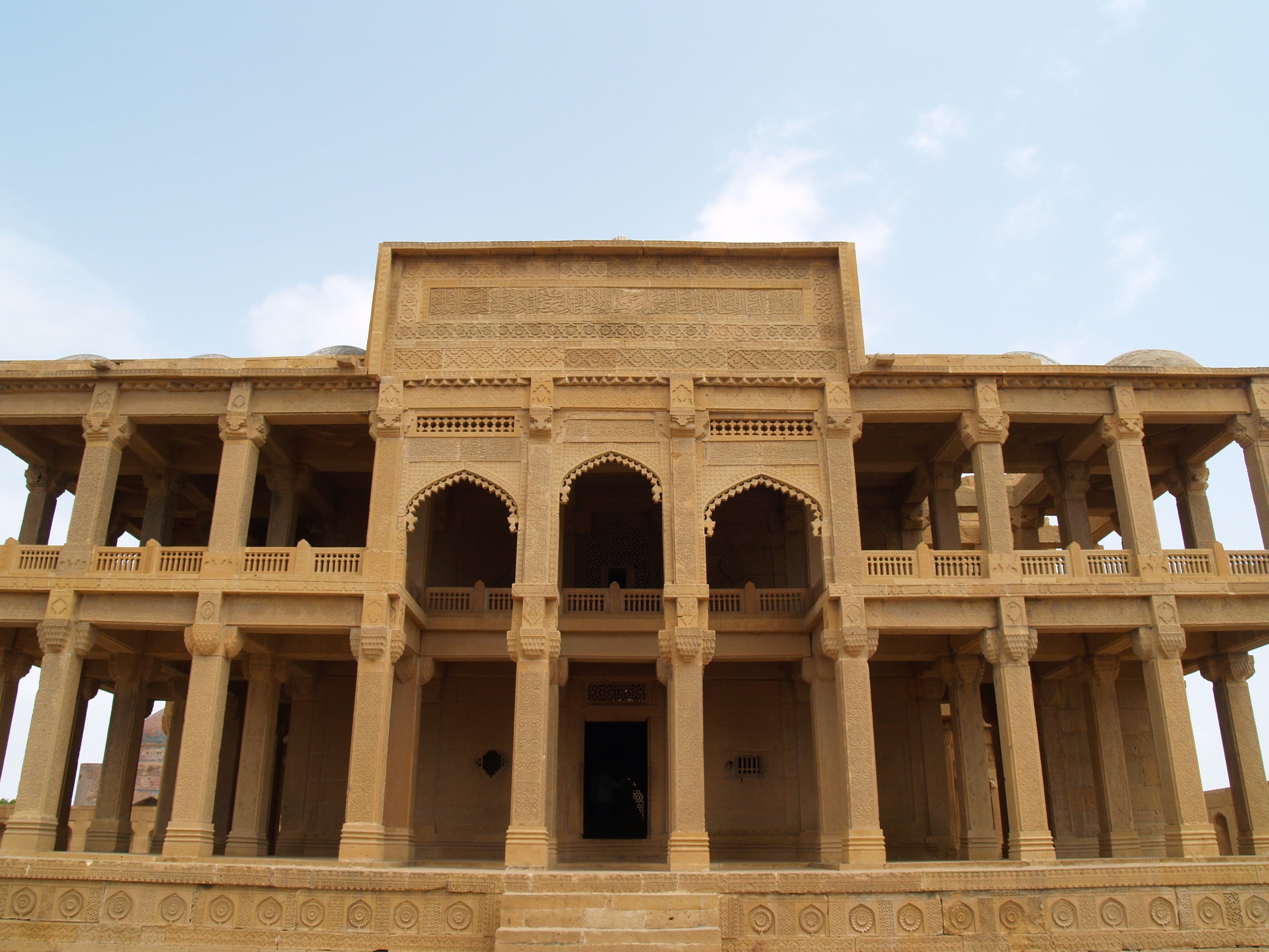 outdoors, mirza, tombs, king, facade, cloud - sky, cemetery, historical, tiled, sind, tourism, thatta, history, hills, colonnade, emperor, building exterior, HD Wallpaper
