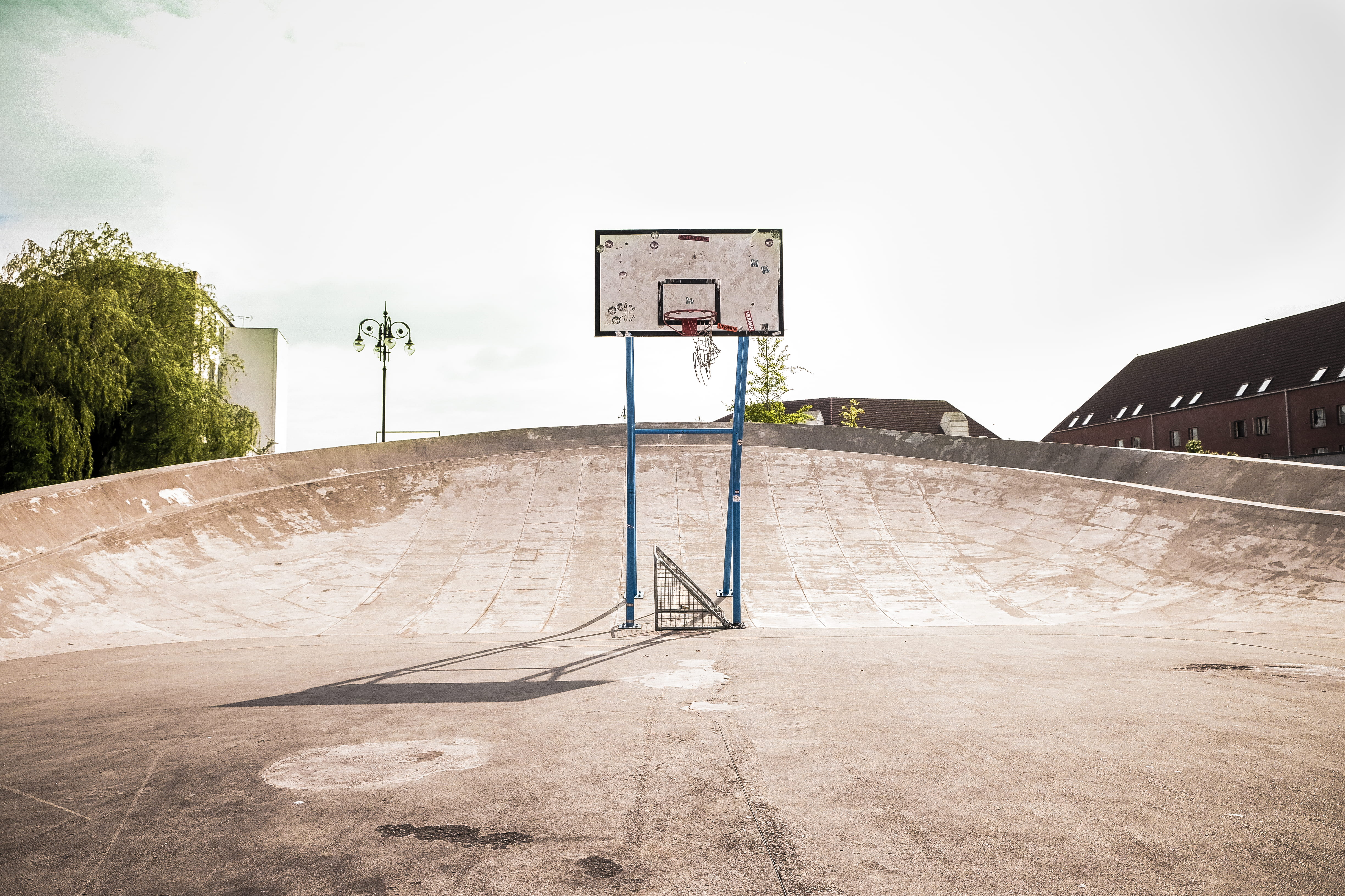 basketball - sport, outdoors, day, sunlight, no people, hoop, information, architecture, deserted, near, communication, game, built structure, tree, sport, HD Wallpaper