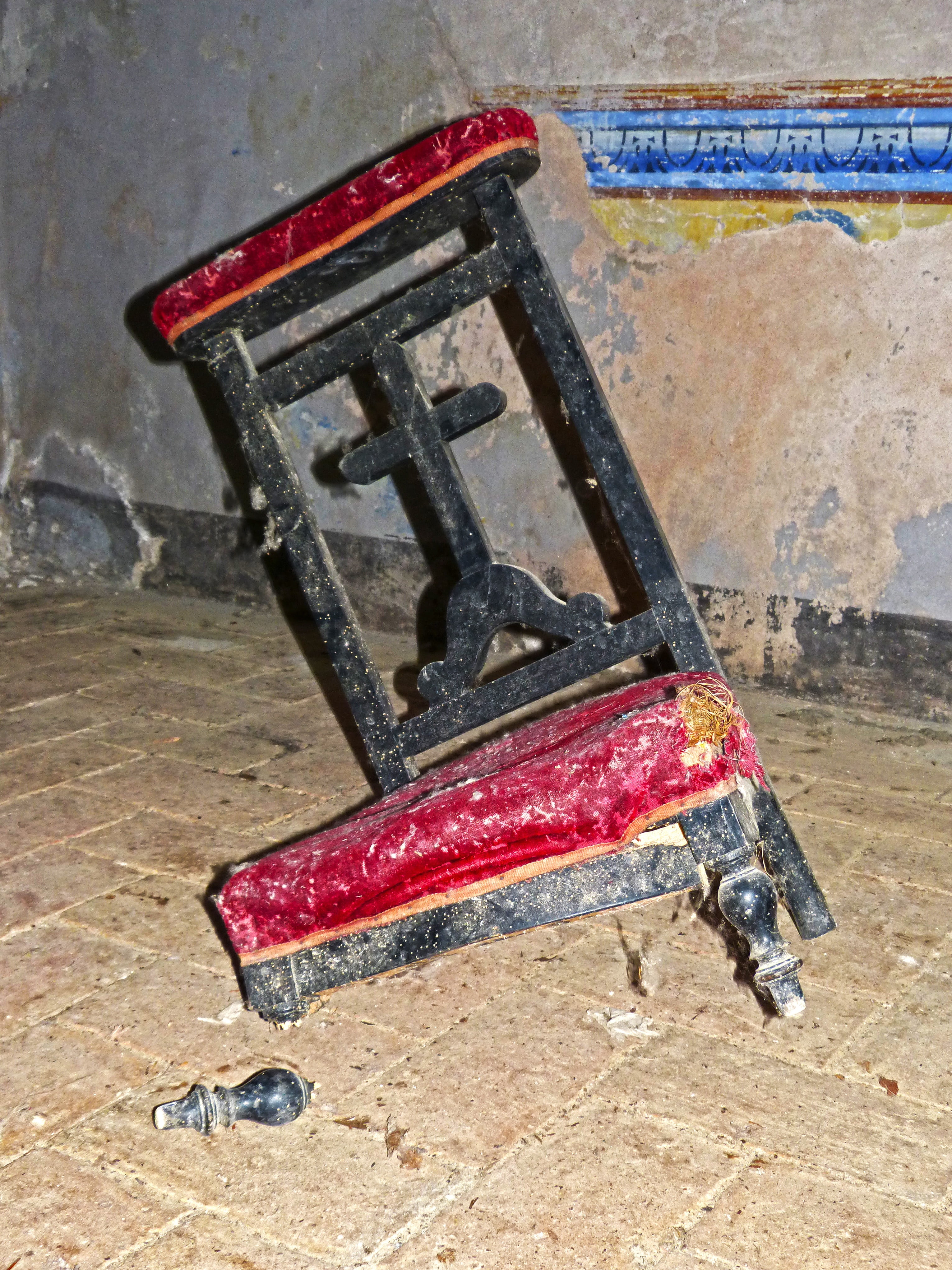 text, kneeler, wall - building feature, abandoned, symbol, chapel, high angle view, upholstered, focus on foreground, day, religion, red, damaged, atheism, Phone HD Wallpaper