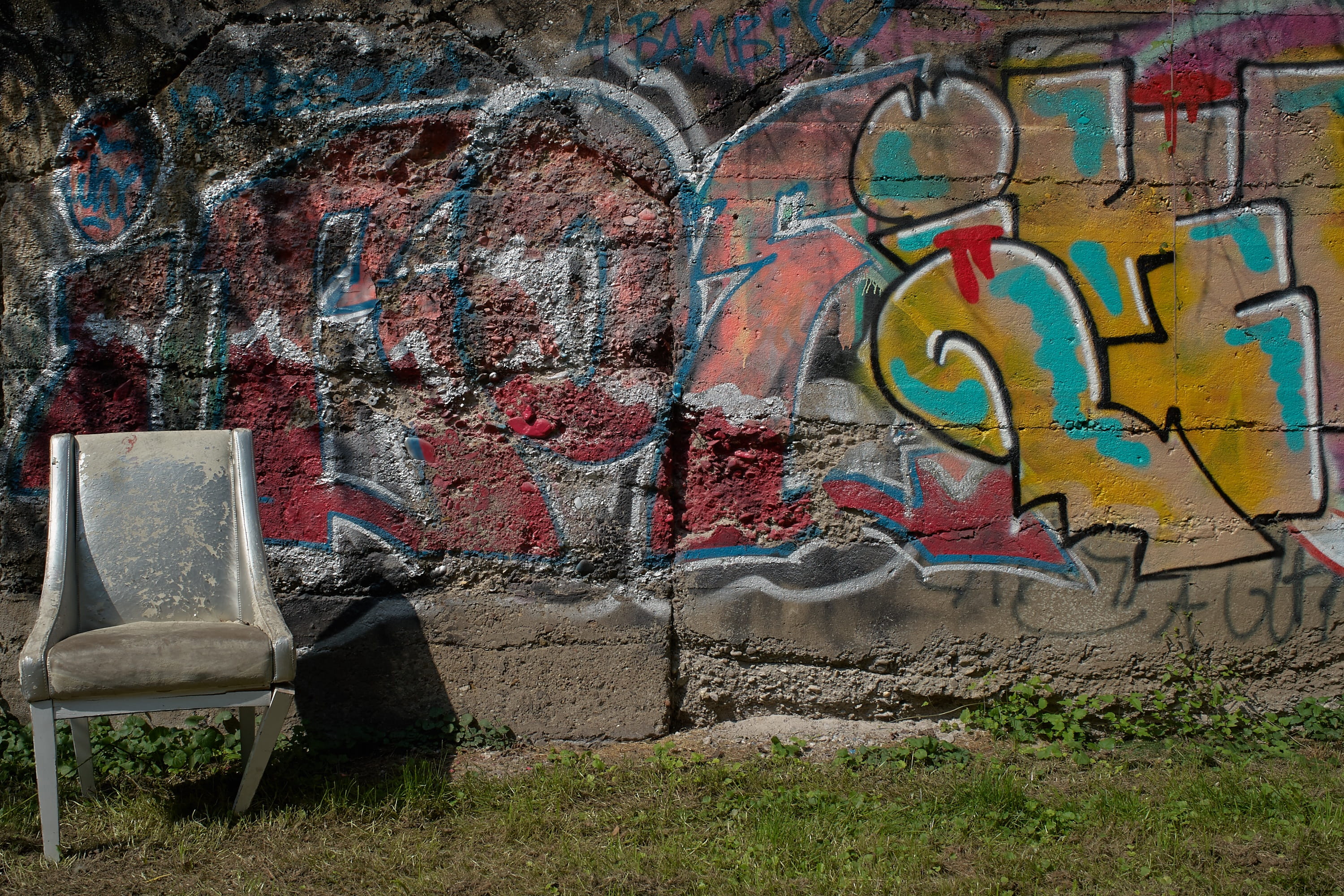 royal, abandoned, multi colored, grafitti, mural, seat, furniture, day, old, wall - building feature, brick wall, building exterior, built structure, wall, HD Wallpaper