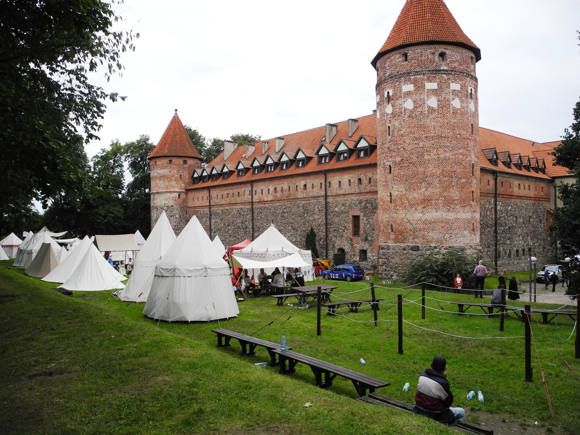 nature, Bytów, real people, building exterior, plant, Poland, castle, place of worship, sky, religion, architecture, grass, spirituality, outdoors, built structure, HD Wallpaper