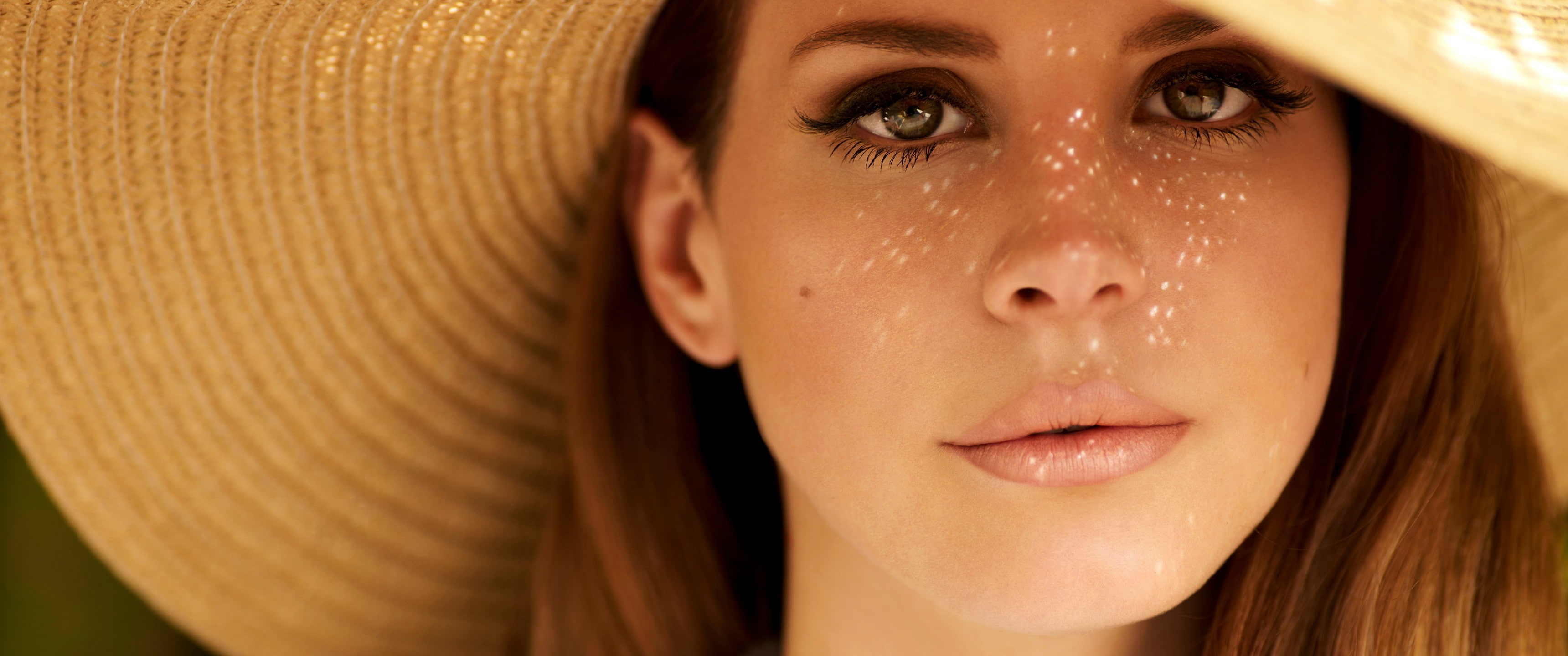 straw hat, 2K, Lana Del Rey, lips, women, redhead, hazel eyes, singer, dappled sunlight, looking at viewer, HD Wallpaper