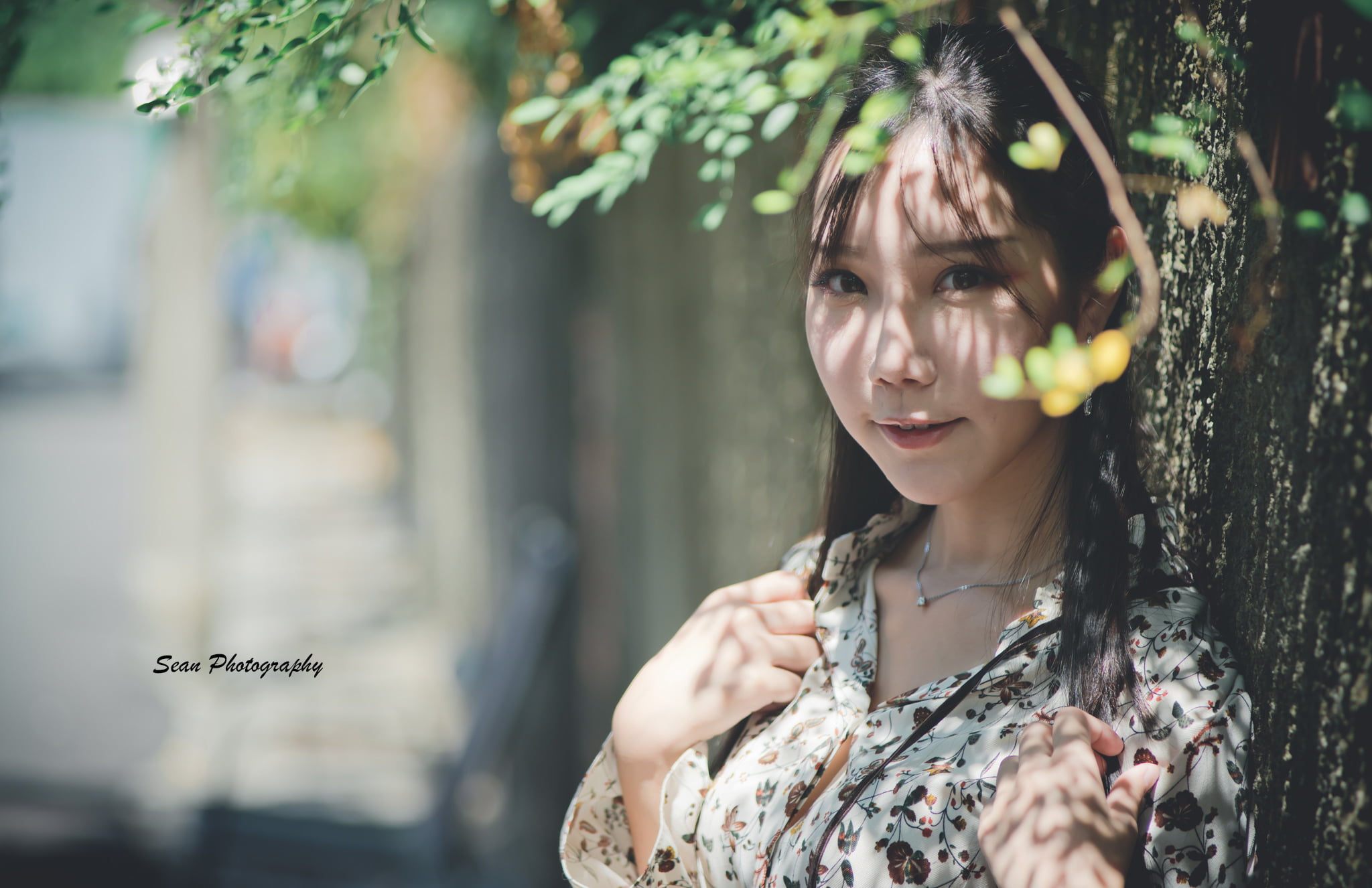 standing, beautiful woman, contemplation, smiling, urban, outdoors, beauty, one person, young adult, day, leisure activity, Asian, women, brunette, adult, HD Wallpaper