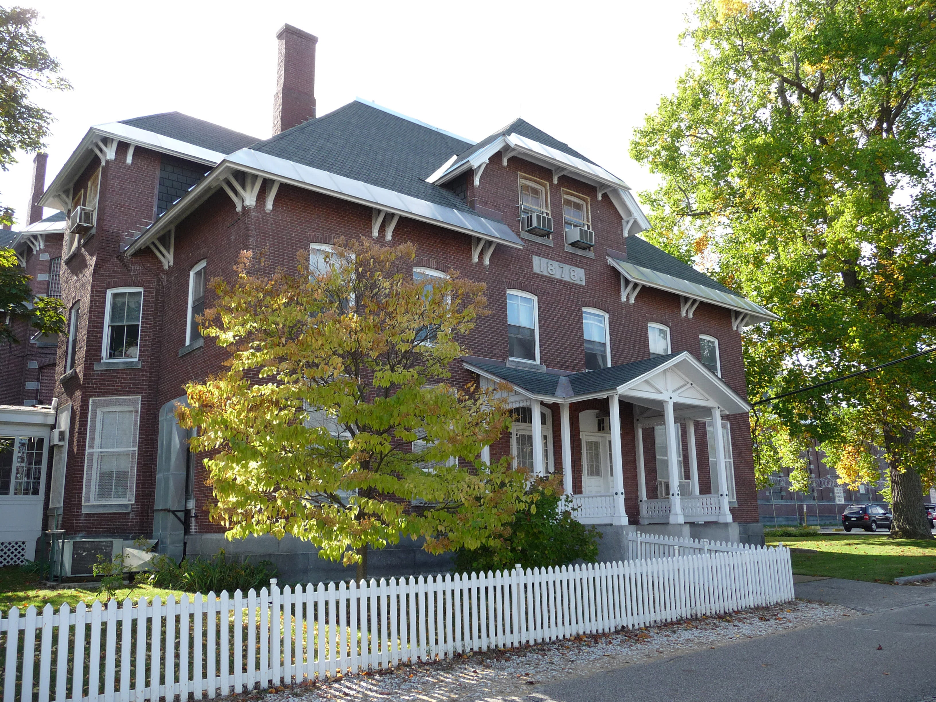 architecture And Buildings, detached House, new hampshire, state, tree, architecture, grass, photos, public domain, fence, day, nature, 2K, homes, building Exterior, HD Wallpaper