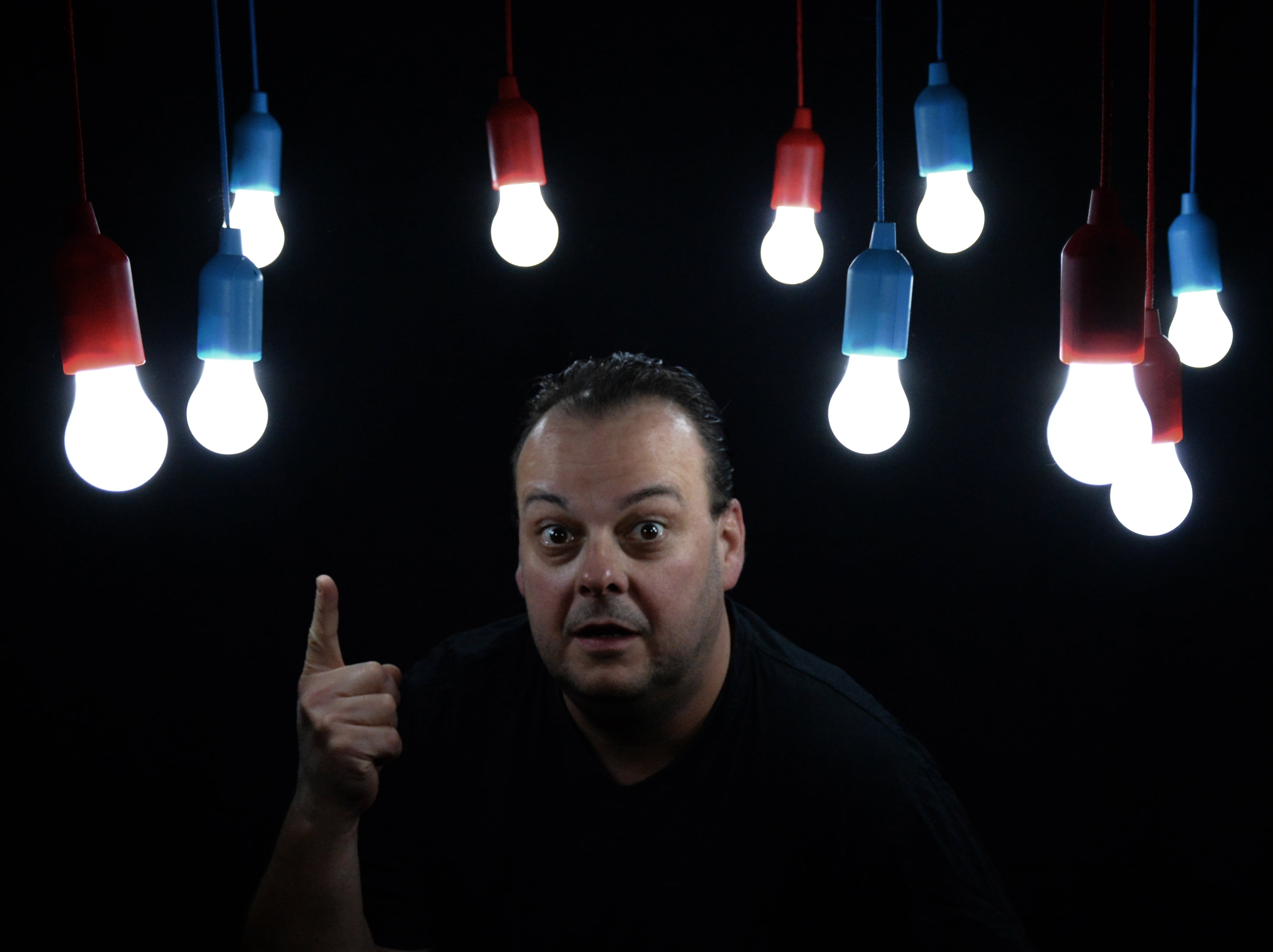 light bulbs, serious, pointing, electricity, runs, gesturing, men, human arm, mid adult, studio shot, show, people, pears, front view, overhead, wundebar, HD Wallpaper