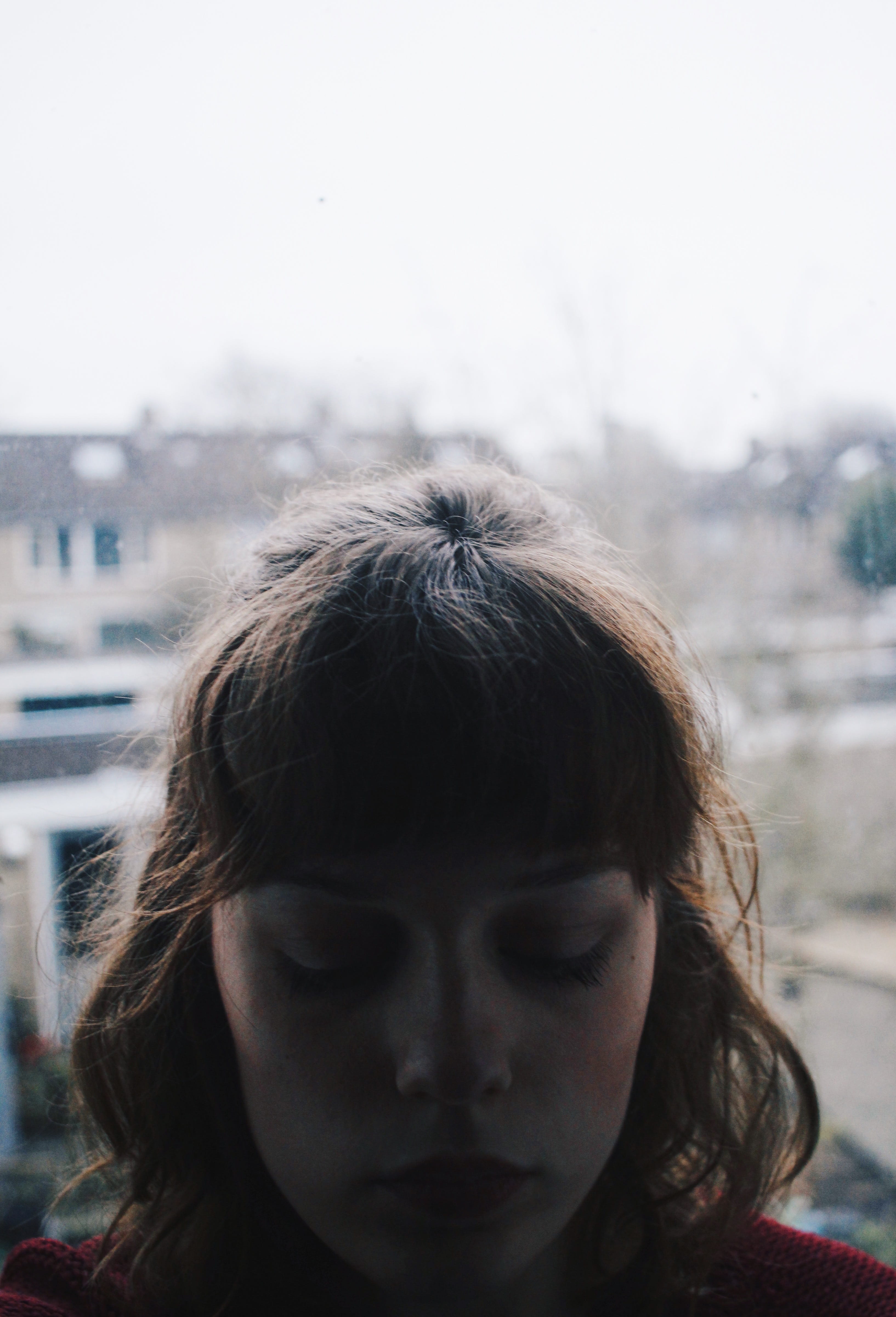 building exterior, human hair, looking, headshot, front view, architecture, boho, city, focus on foreground, outdoors, contemplation, window, young women, Phone HD Wallpaper