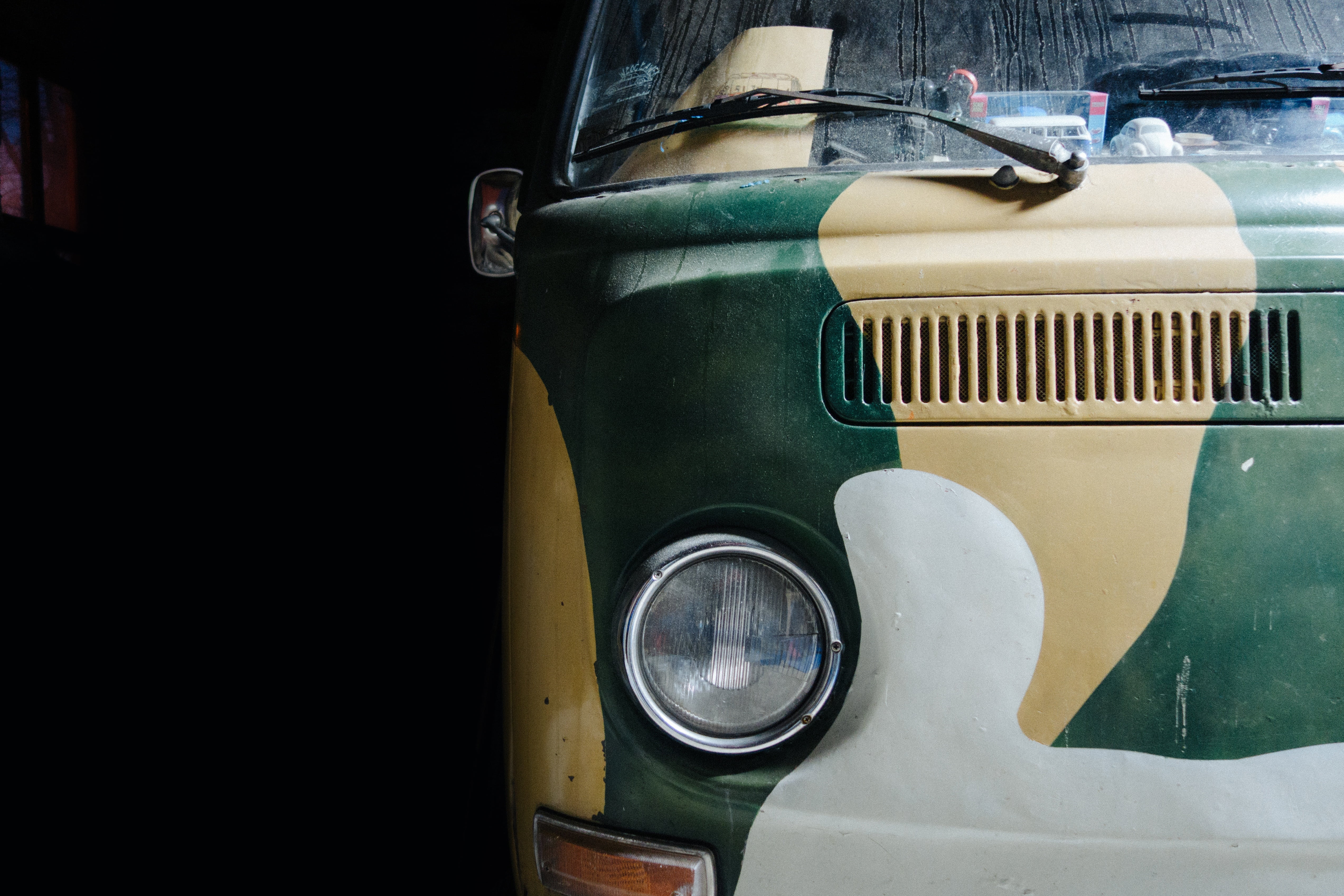 high angle view, classic car, bully, camouflage, old, silver colored, container, mode of transportation, transporter, car, indoors, headlight, retro Styled, HD Wallpaper