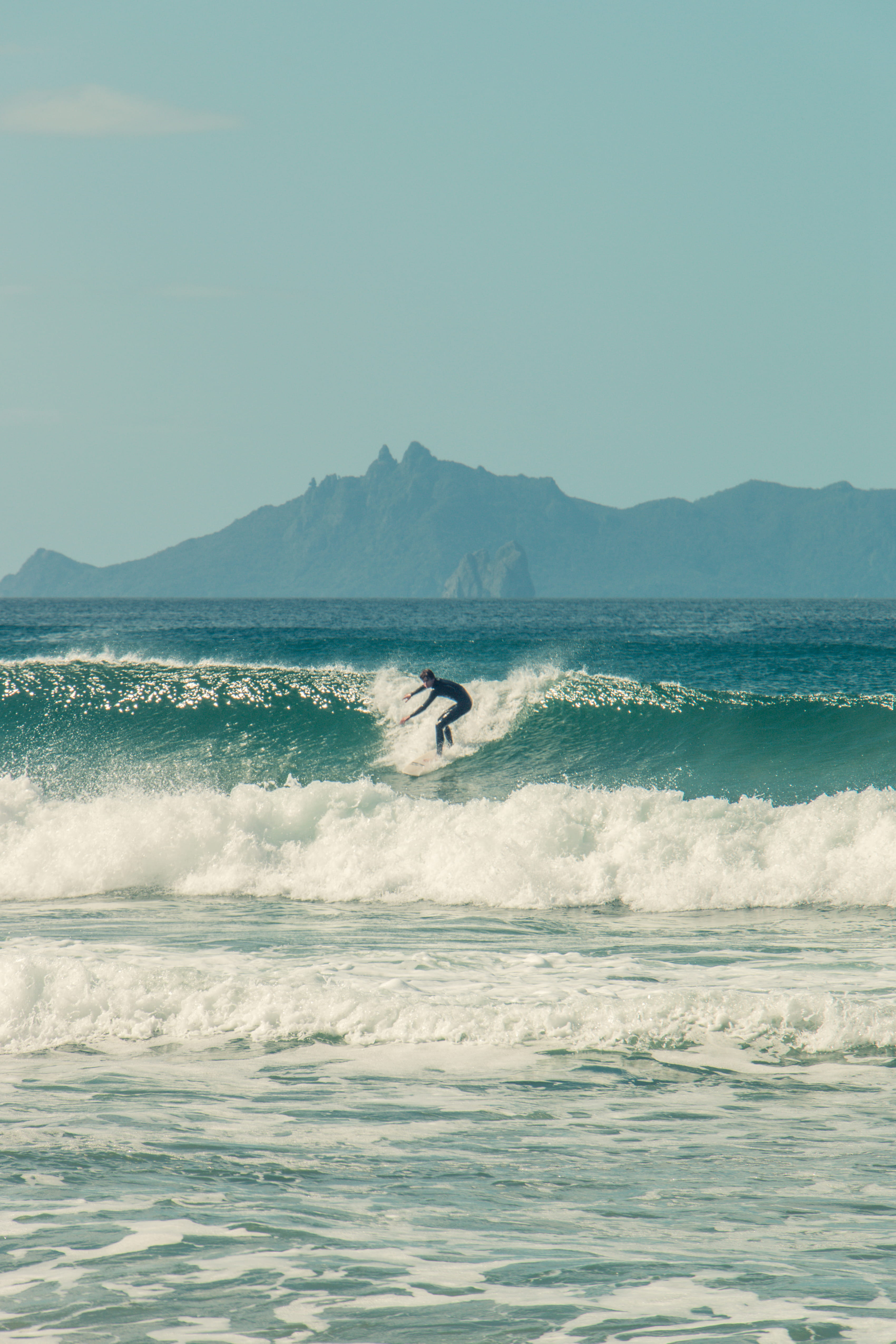 te arai, sport, scenics - nature, new zealand, wave, skill, beach, nature, surfer, 4K, aquatic sport, islands, surfing, waves, vertebrate, sea, mountain, Phone HD Wallpaper