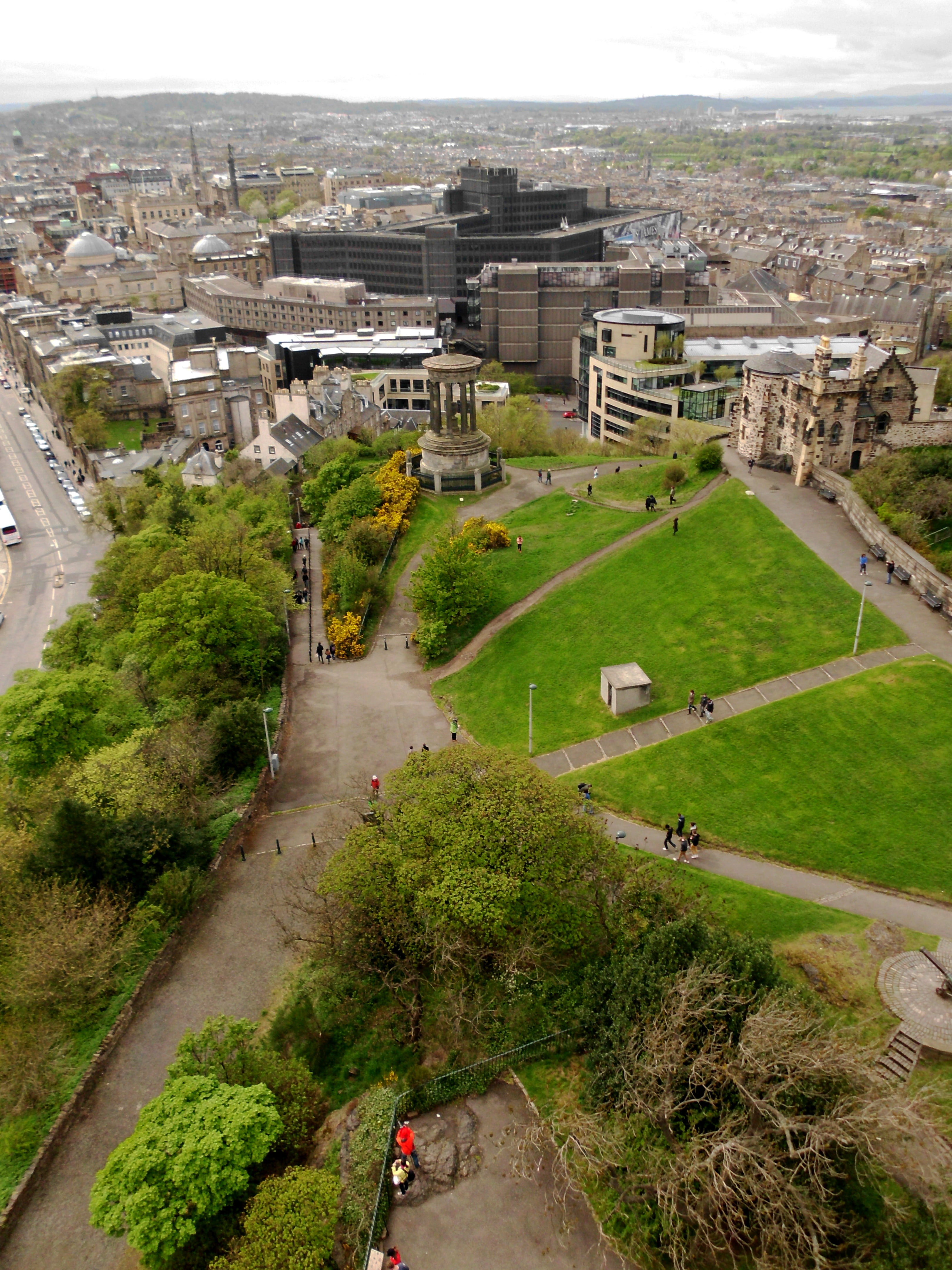 grass, road, day, incidental people, architecture, landscape, green color, nature, calton hill, plant, the past, 4K, building, city, history, outdoors, Phone HD Wallpaper