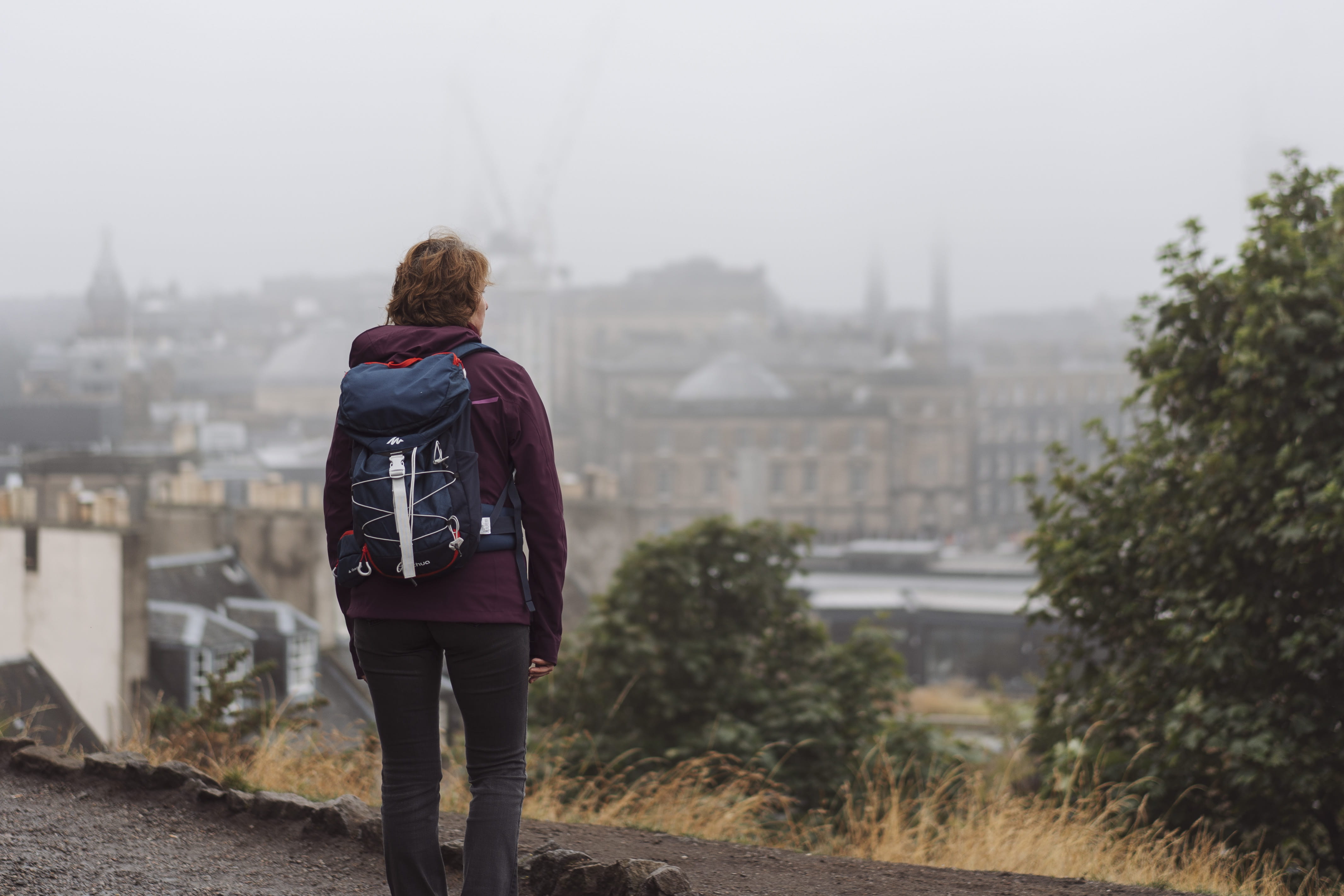 4K, calton hill, traveller, leisure activity, one person, rear view, architecture, moody, focus on foreground, mist, united kingdom, edinburgh castle, HD Wallpaper