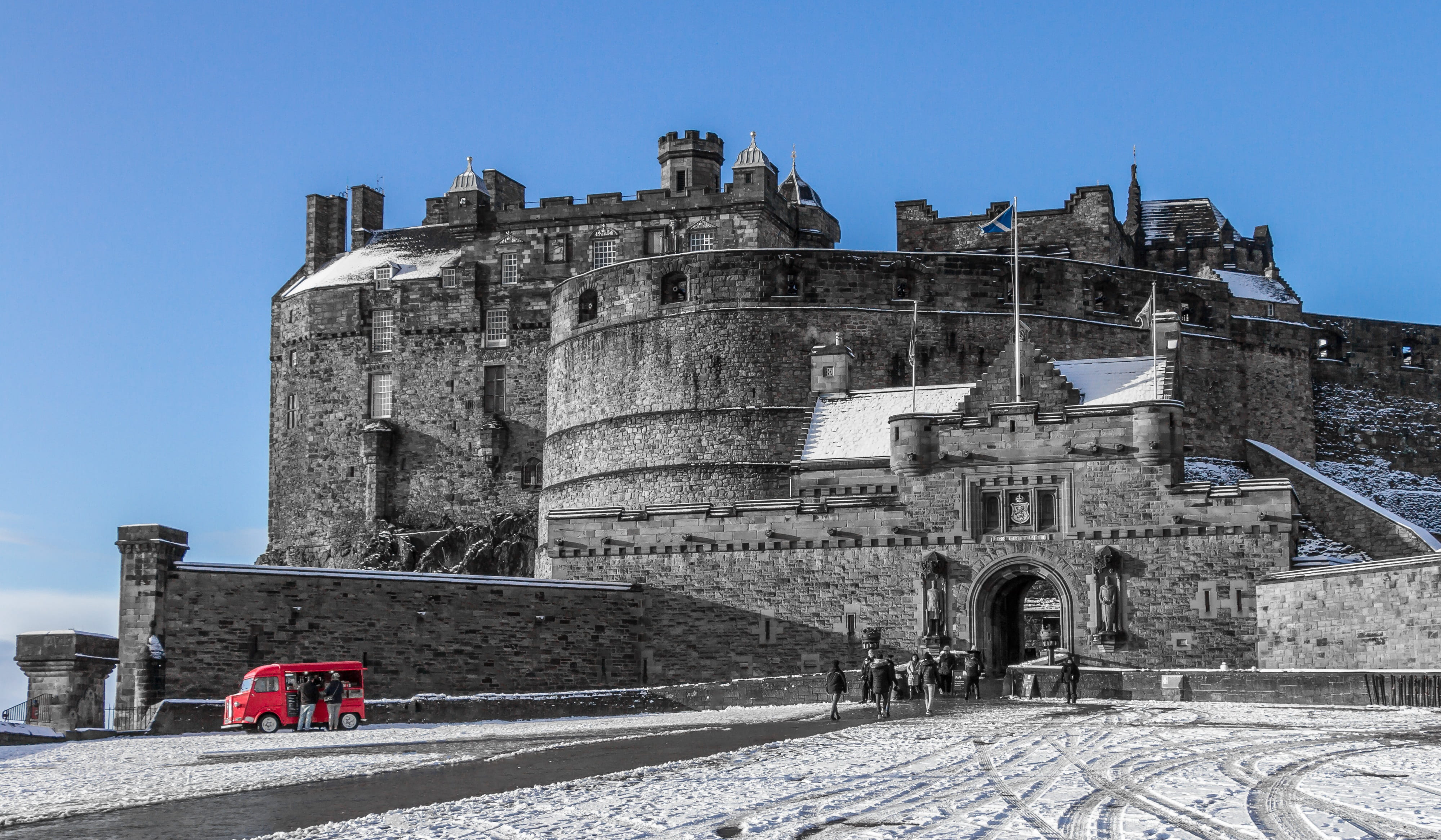 history, clear sky, ancient, travel destinations, built structure, 4K, architecture, travel, winter, real people, old, sky, blue, city, fort, edinburgh, HD Wallpaper